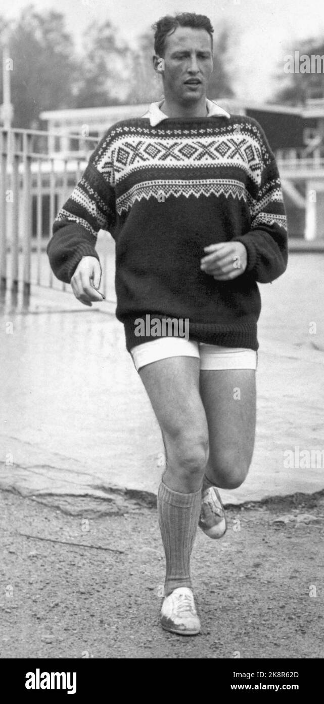 Oxford, Angleterre à l'automne 1960. Crown Prince Harald, 23 ans, est étudiant au Balliol College d'Oxford. Il s'entraîne pour faire un bon effort dans l'aviron pendant son séjour au Balliol College à Oxford. Le Prince héritier Harald fait un jogging dans le chandail Marius. Photo: Actuel / NTB Banque D'Images