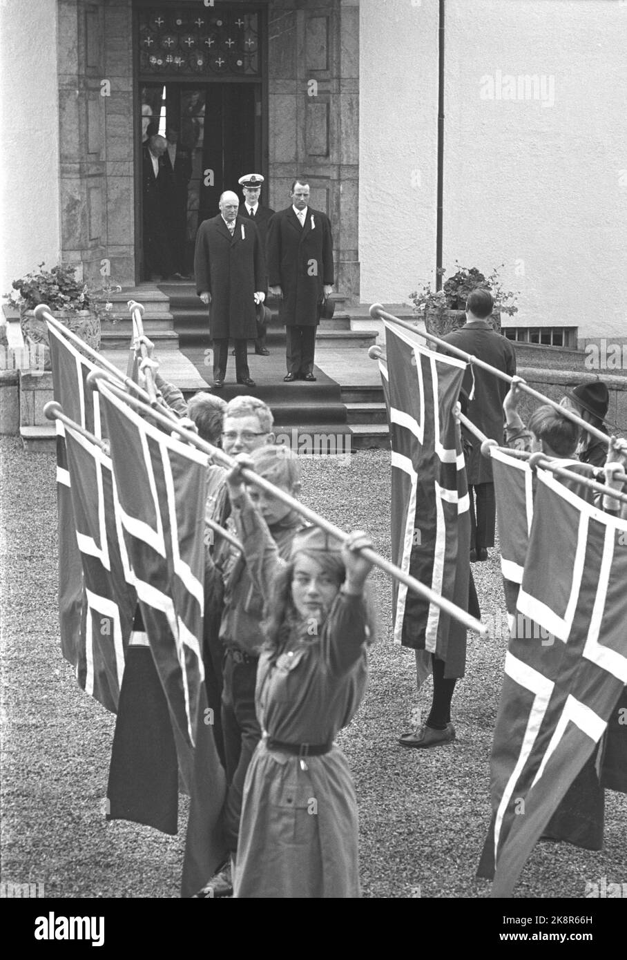 Asker 19680517. Le roi Olav et le prince héritier Harald accueillent le train des enfants à l'extérieur de leur domicile à Skaugum. Photo: NTB / NTB Banque D'Images