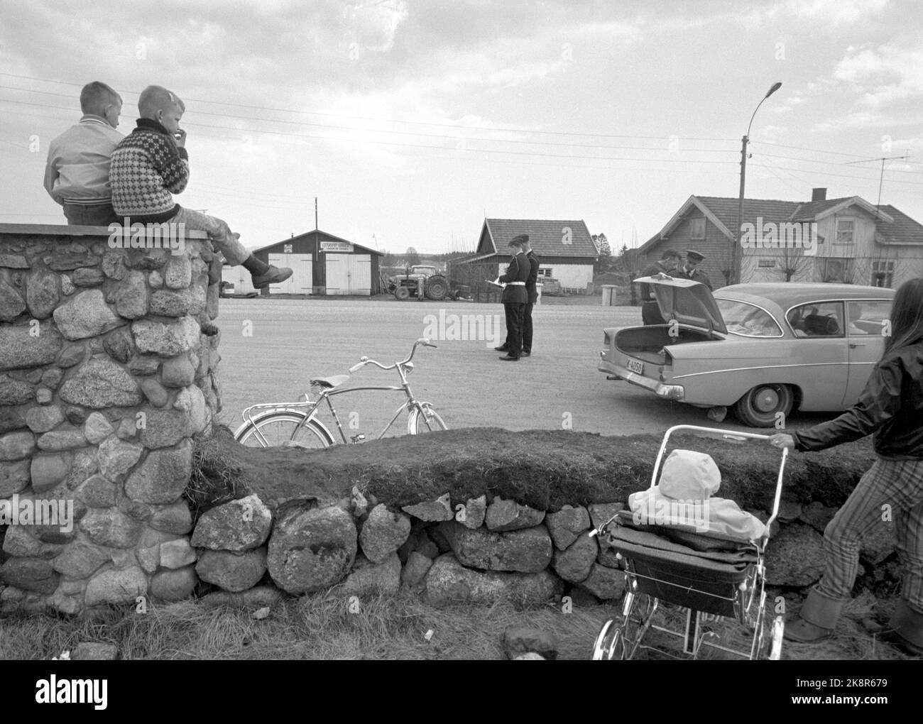 1969-05-12 « la police tente de nouvelles routes ». Makan pour maîtriser l'accélérateur n'a jamais été enregistré sur les routes de Vestfold. Mais ensuite, le contrôle à grande échelle de la police, appelé opération Sample County, a été complètement à l'avance dans la presse locale et dans la capitale. Lundi, 12 mai, il n'y a pas eu de grands jours de circulation à Vestfold, mais d'autre part, il y a eu beaucoup de circulation par les policiers, qui contrôlaient les voitures et étaient admirés par les enfants qui étaient assis sur des clôtures en pierre le long des routes principales. Enfants dans les poussettes. Photo: Aage Storløkken / actuel / NTB Banque D'Images