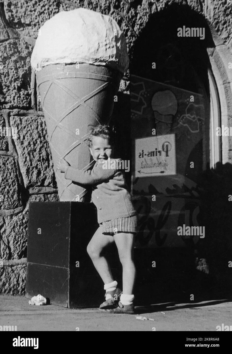 Oslo 19480807 invasion à Oslo. Les citoyens d'Oslo sont partis en vacances et les étrangers prennent la ville. La plupart des touristes se plaignent de la nourriture, trop de poisson et trop peu de viande sont servis. Une glace si grande que je veux ramener à la maison, maman, crie le petit Suédois Hans-Åke, qui comprend la langue beaucoup mieux que sa mère. Photo; Arne Skogsberg / actuel / NTB NB; photo non traitée !!!! Banque D'Images