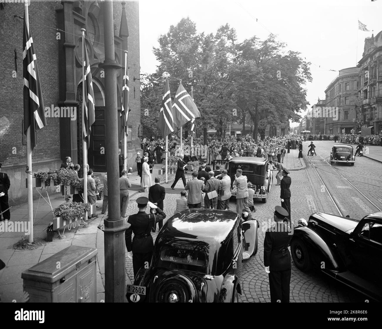 Oslo. Roi Haakon 80 ans 3 août 1952. Photo: Service de culte de fête à la cathédrale d'Oslo. Le roi Haakon entre dans la voiture d'attente après le service. Derrière lui, la reine Alexandrine et le roi Gustaf Adolf ont été aperçus. Photo: Sverre A. Børretzen / actuel / NTB Banque D'Images