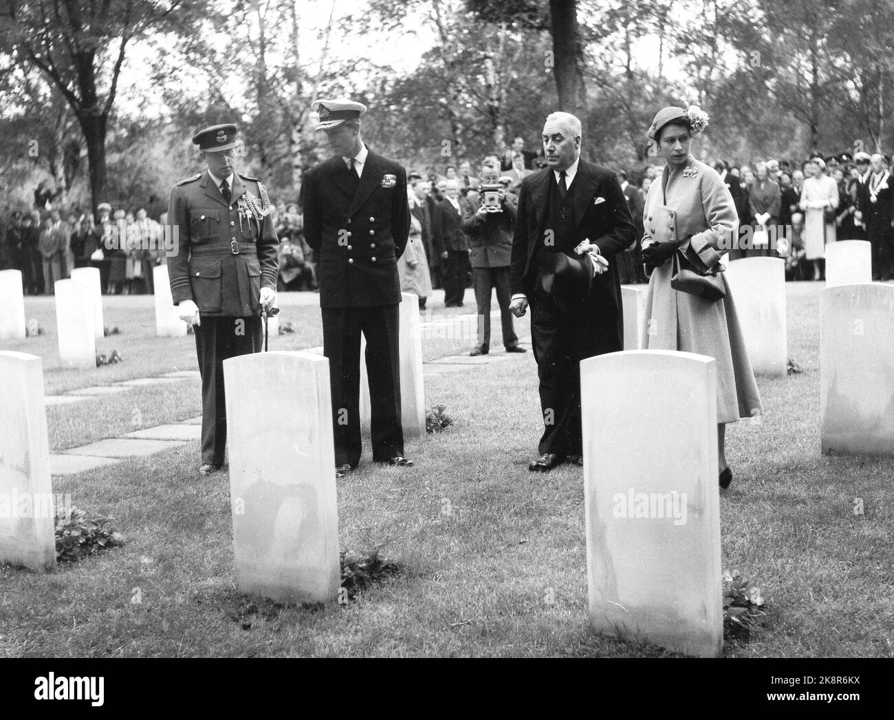 Oslo 195506. La reine Elizabeth II lors d'une visite d'État en Norvège. La reine Elizabeth et son mari, le prince Philip, ont déposé une couronne au mémorial des victimes de la guerre britannique à Vestre Gravlund. Ici, nous voyons la famille royale avec les inconvénients britanniques. Sérieux. Photo: Archives NTB / NTB Banque D'Images