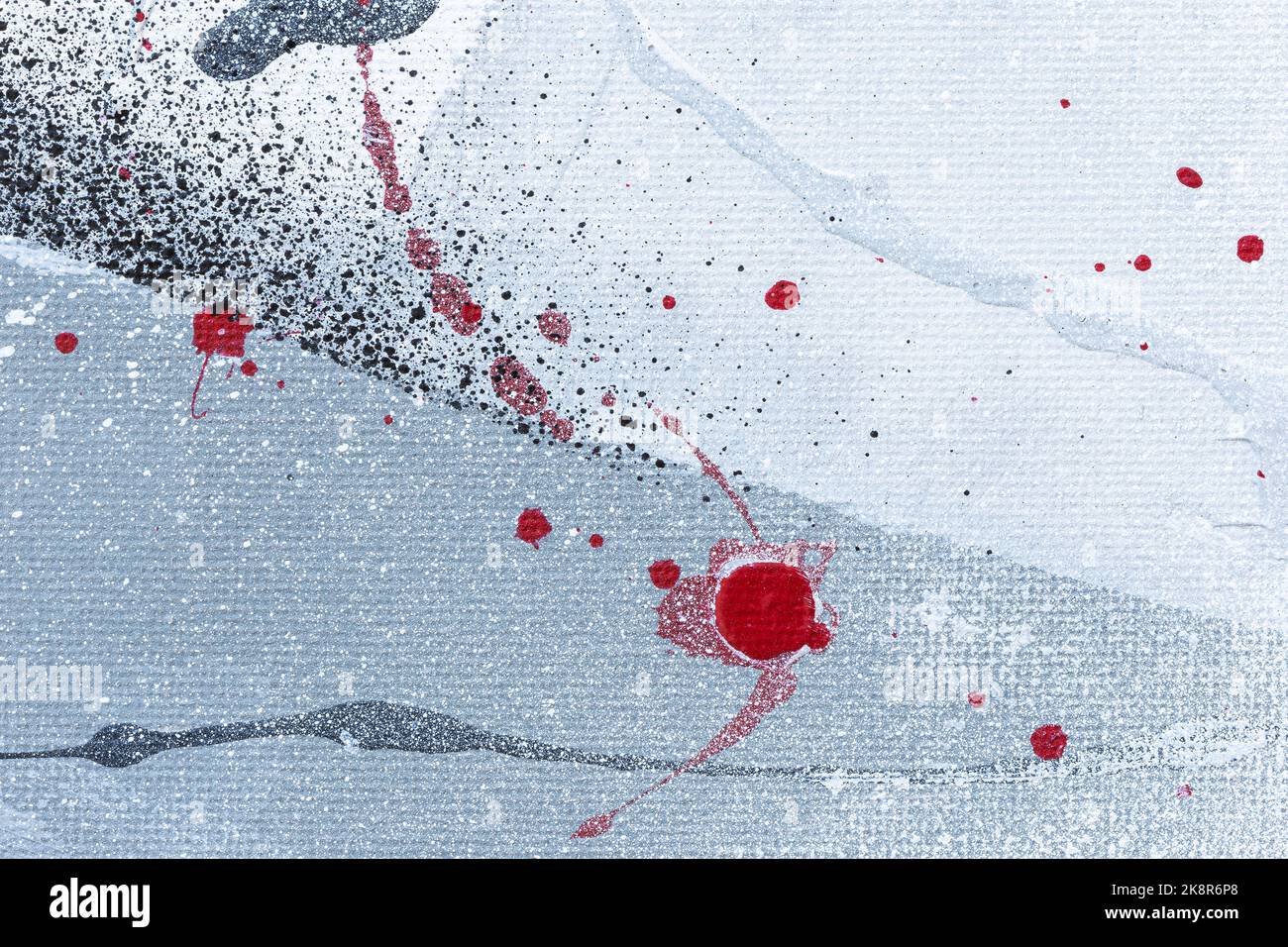 Gros plan macro d'une acrylique abstrait noir, gris, blanc et rouge et peinture en aérosol sur fond blanc. Éclaboussures, gouttes, taches et spray. Copier l'espace. Banque D'Images