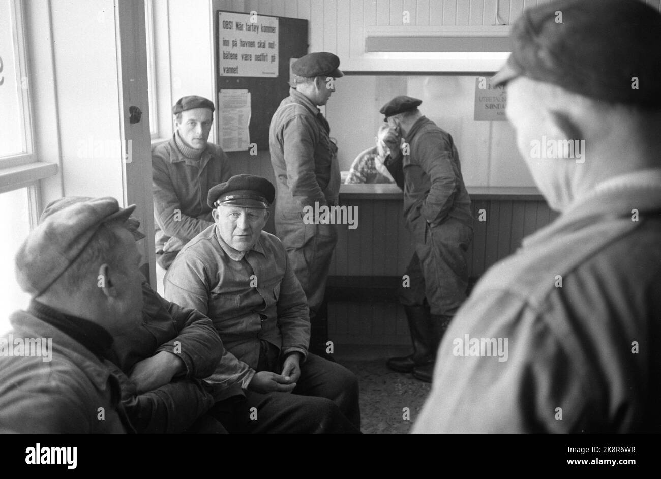 Aalesund, 19600113. Il n'y a pas eu de profits importants durant la pêche au hareng de cette année. Ainsi, il n'y avait pas beaucoup de visages gaies à voir non plus. Photo: Sverre A. Børretzen Banque D'Images