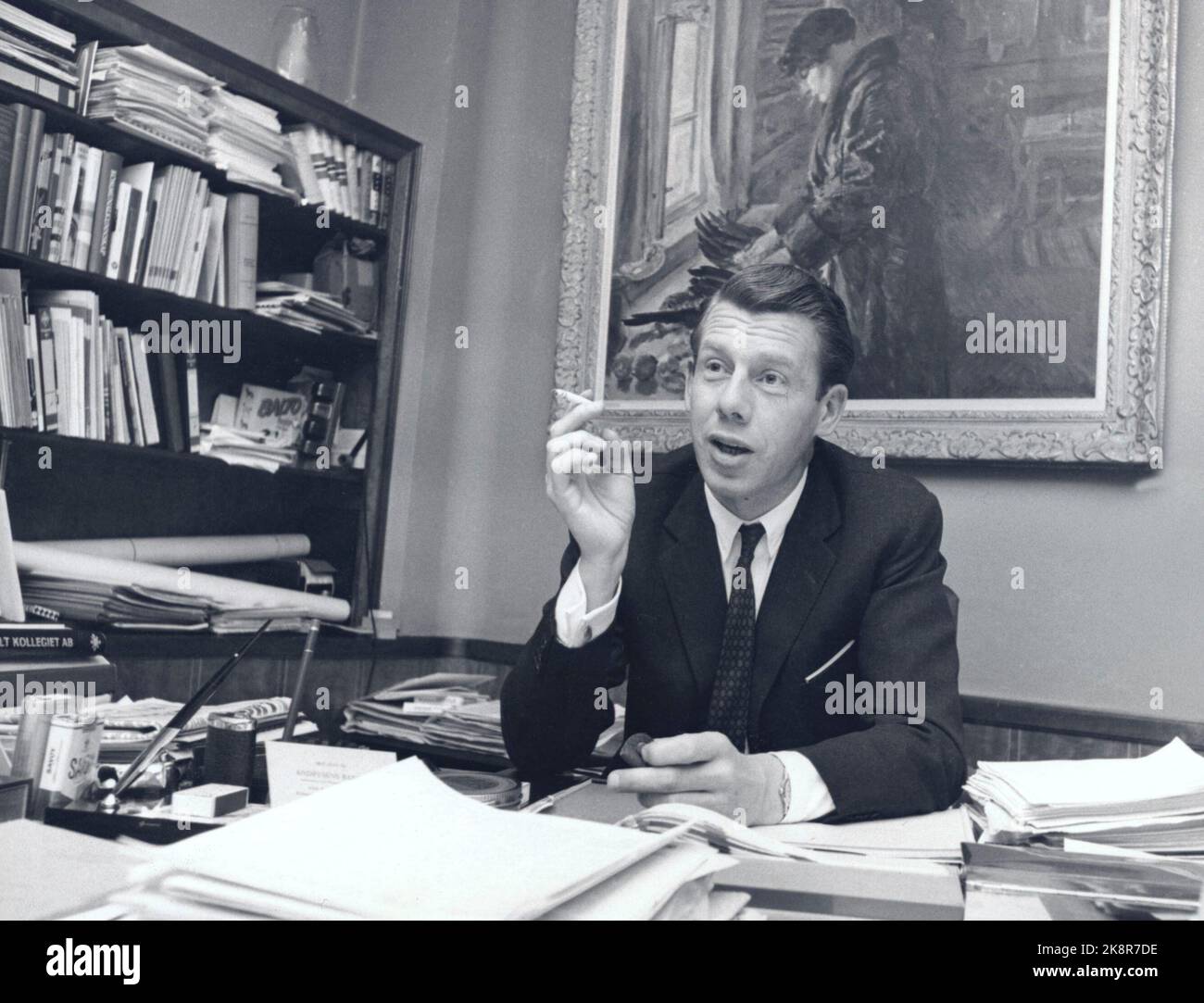 7 octobre 1967 d'Oslo. Le propriétaire de l'usine Johan H. Andresen dans son bureau de l'usine de tabac de J.L. Tiedemann. « Le comité public qui a évalué les effets néfastes des habitudes de tabagisme répondra à la charge avec des mesures restrictives. -Il est irréaliste, dit le fabricant. Rend la cigarette bon marché, puis nous pouvons jeter la moitié. La souche est la plus dangereuse. » Photo: Jan Erik Olsen / actuel / NTB Banque D'Images