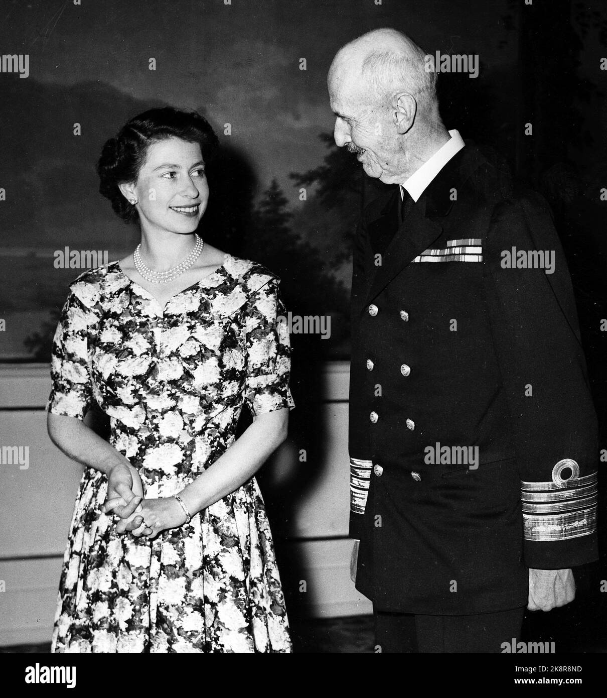 Oslo 19550624. La reine Elizabeth II lors d'une visite d'État en Norvège avec son mari, le prince Philip. Voici la photo officielle des birdworks au château. La reine Elizabeth et le roi Haakon. Robe fleurie, sourire. Photo: NTB / NTB Banque D'Images