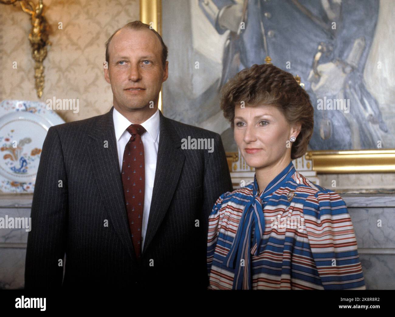 Asker 1983-05: Le couple du Prince héritier à Skaugum. Le couple du prince héritier norvégien, le prince héritier Harald et la princesse Sonja, ont photographié ensemble à Skaugum sur 19 mai 1983. Ici en face de la cheminée dans le salon. (Crown Princess dans une robe à motifs avec des rayures bleues et rouges.) Photo: Bjørn Sigurdsøn Banque D'Images