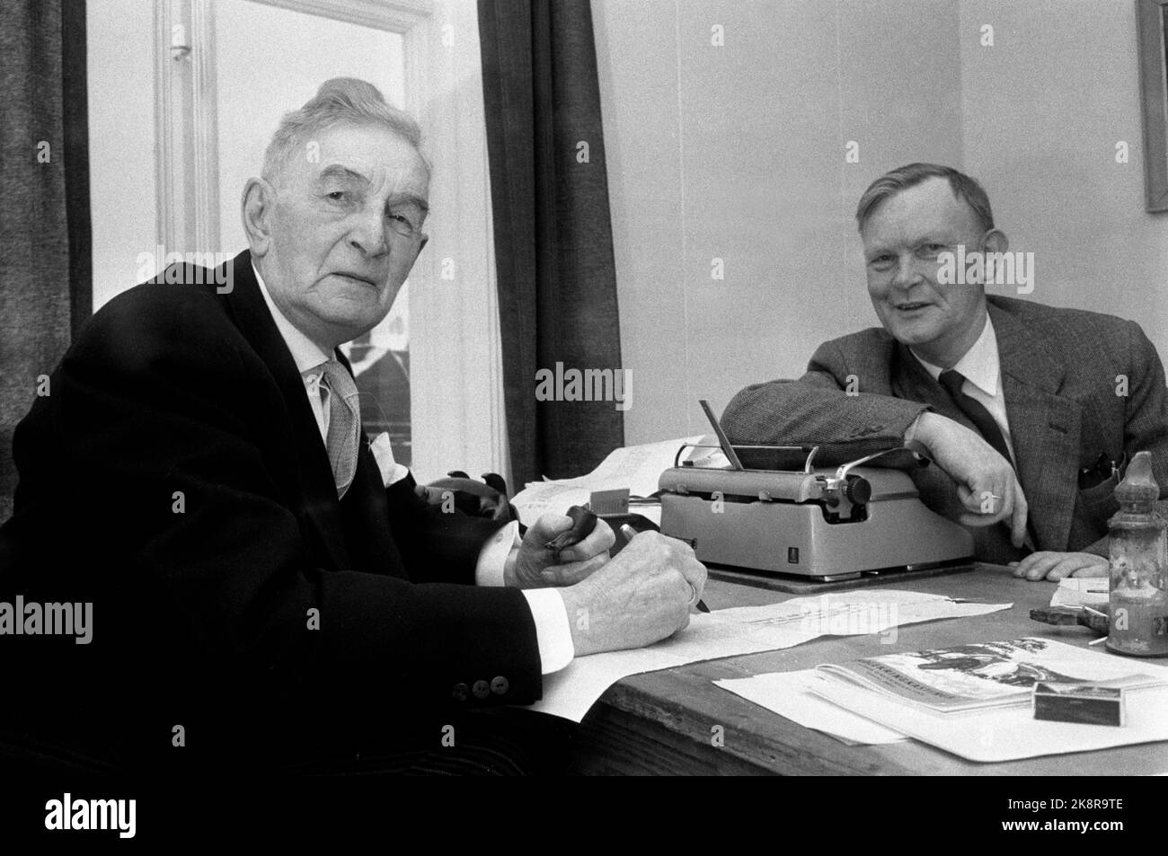 Røros novembre 1960. Rapport sur le journal Røros "le Tribunal du travail". Poèmes Johan Falkberget (t.v.) écrit pour le journal "Work's Right". Ici en conversation avec l'éditeur Aksel Meland dans le journal. Photo: Sverre A. Børretzen / actuel / NTB Banque D'Images