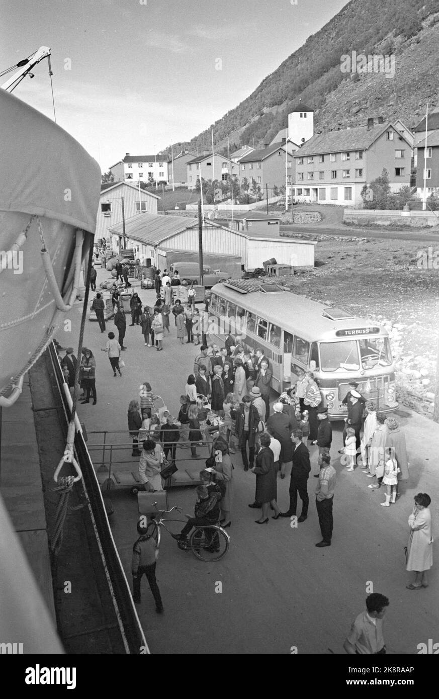 Norvège du Nord 19650724 touristes à l'hôtel Hurtigruta touristes qui veulent voir autant de Norvège que possible, et le soleil de minuit, prendre la route rapide de Bergen à Kirkenes et de retour. Ils vivent dans un hôtel flottant qui les emmène dans de petits endroits et des villes le long de la côte. Hurtigruta au quai. Passagers sur le quai. Le bus est en stationnement. Touristes. Photo: Sverre A. Børretzen / actuel / NTB Banque D'Images