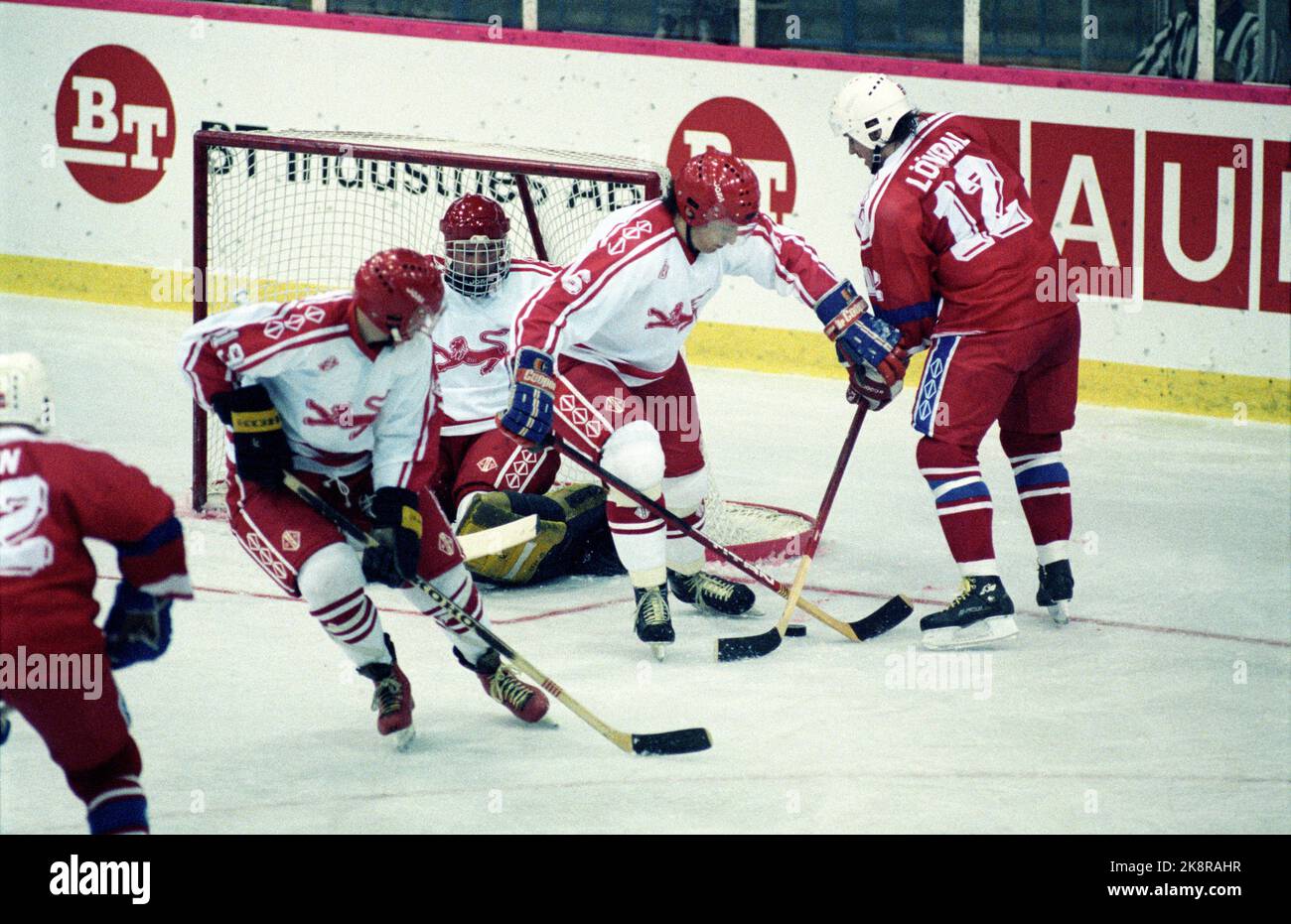 Coupe du monde de hockey sur glace Oslo 19890404 en Norvège. Photo d'action de Kampen Norge / Danemark à Jordal Amfi comme Norvège gagné 3-2. Ørjan Løvdal (Th), en Norvège, se bat devant le but danois. Photo: Bjørn Sigurdsøn / NTB / NTB Banque D'Images