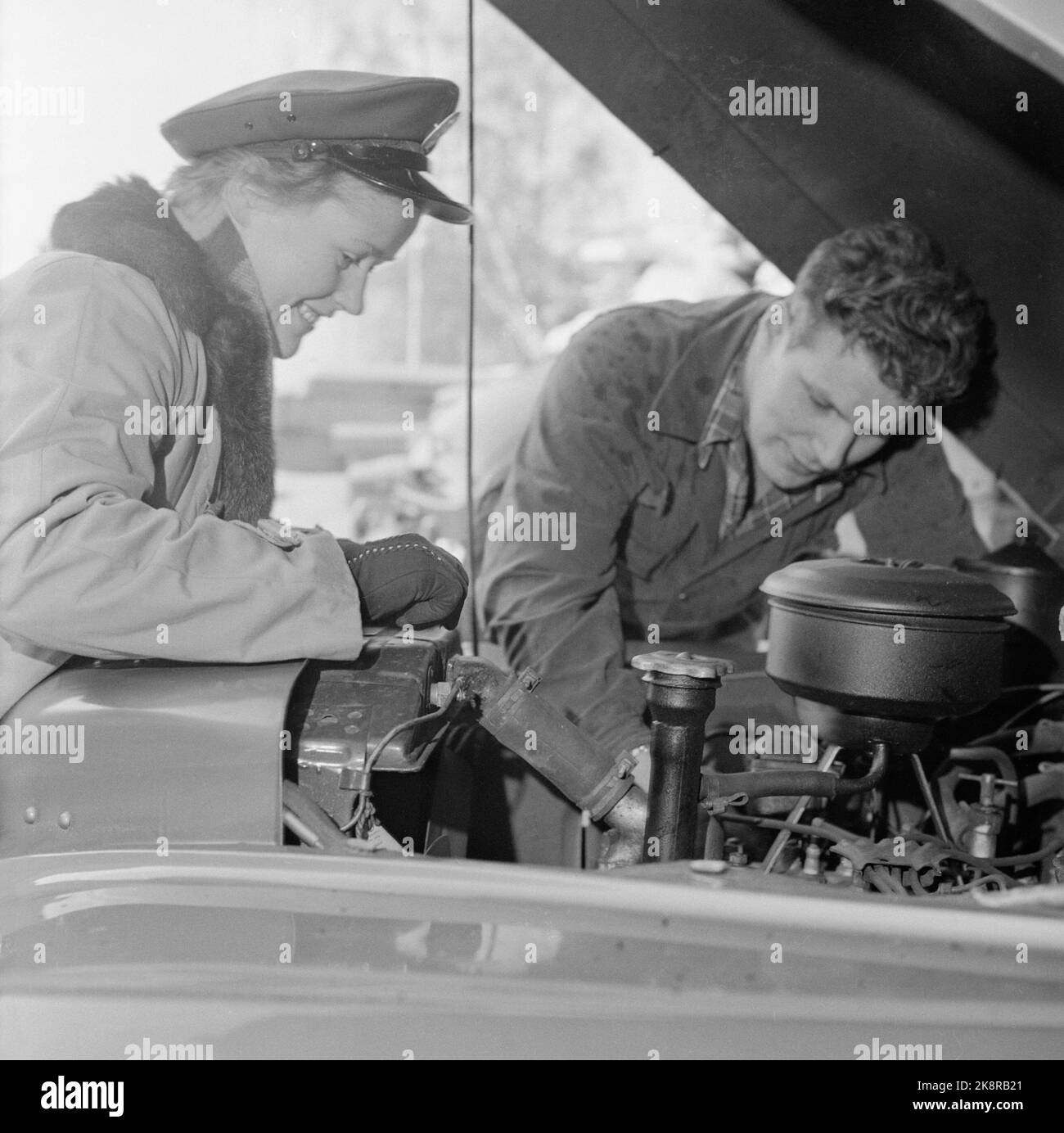 Oslo, 1956. La première femme chauffeur de taxi de Norvège, Mme Magna Hansen. Elle a subi des cours de moteur et connaît bien le moteur du manuel. Mais Per Hansen doit encore intervenir lorsque le tuyau de toiture tricheur. Le magazine photo a été « testé » avec le chauffeur et a découvert qu'elle avait une petite pièce sur « Upper Washing » et « Little Strandgate », mais qu'elle avait « fait une maison pleine avec sa connaissance de Dalehaugen - une petite route insignifiante entre Enebakkveien et Galgeberg ». « Aller simple, laissez la dame aller plus loin ». Photo: Actuel / NTB Banque D'Images