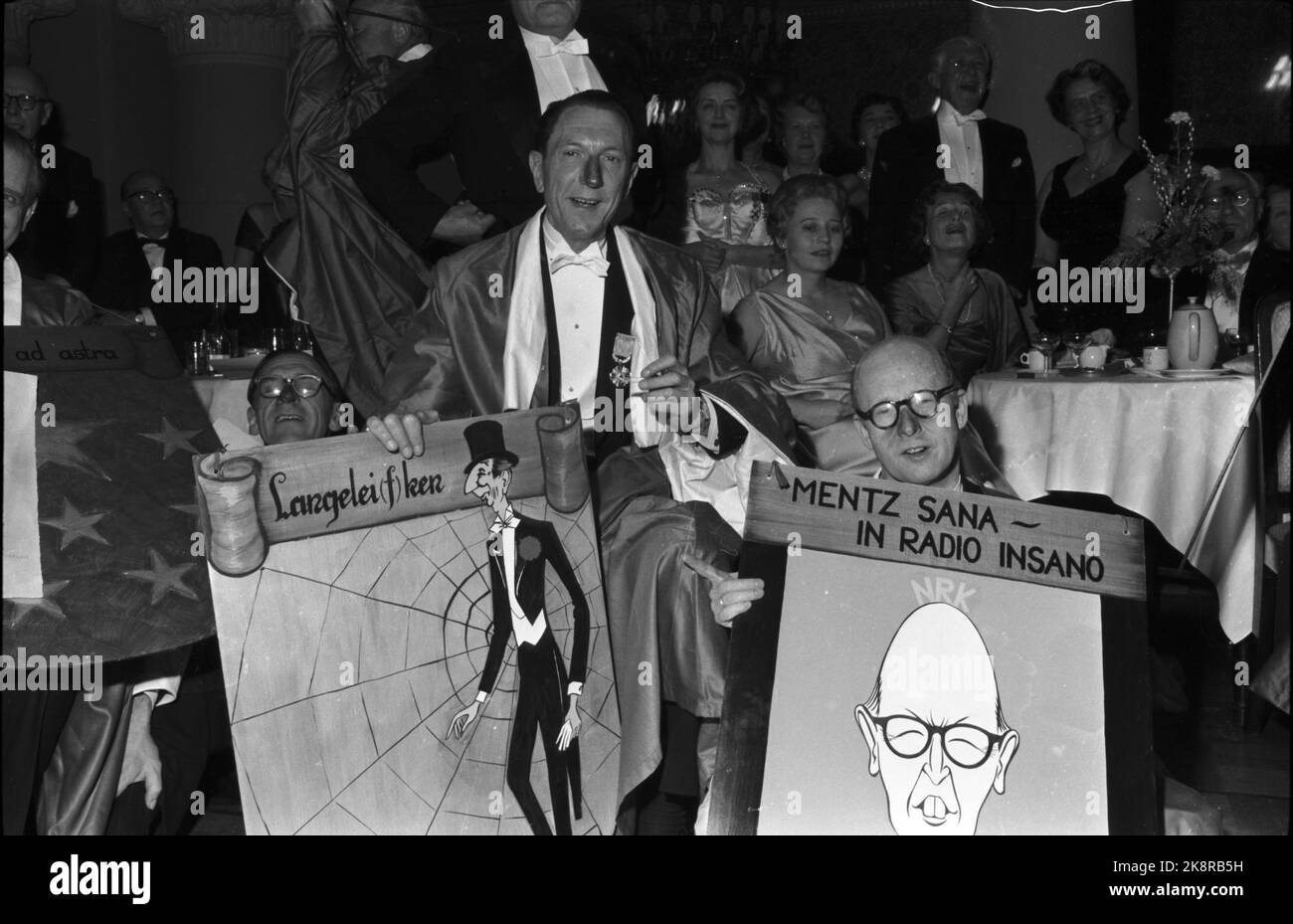 Oslo décembre 1960. L'Association des artistes célèbre son anniversaire de 100th et honore les membres méritées avec l'ordre Purpurnæse. Toute personne qui reçoit ce prix honorable reçoit son nez peint en rouge, et un blason avec un titre convenable qui plus tard est accroché au restaurant de l'artiste Blom. Voici quelques-uns des nouveaux membres moulés: De V: Leif ajuster avec son bouclier et le titre Langelei (f) Ken, et NRK co-travailleur Mentz Schulerud avec le diable 'menz Sana à radio Sano' photo: Børretzen / courant / NTB Banque D'Images