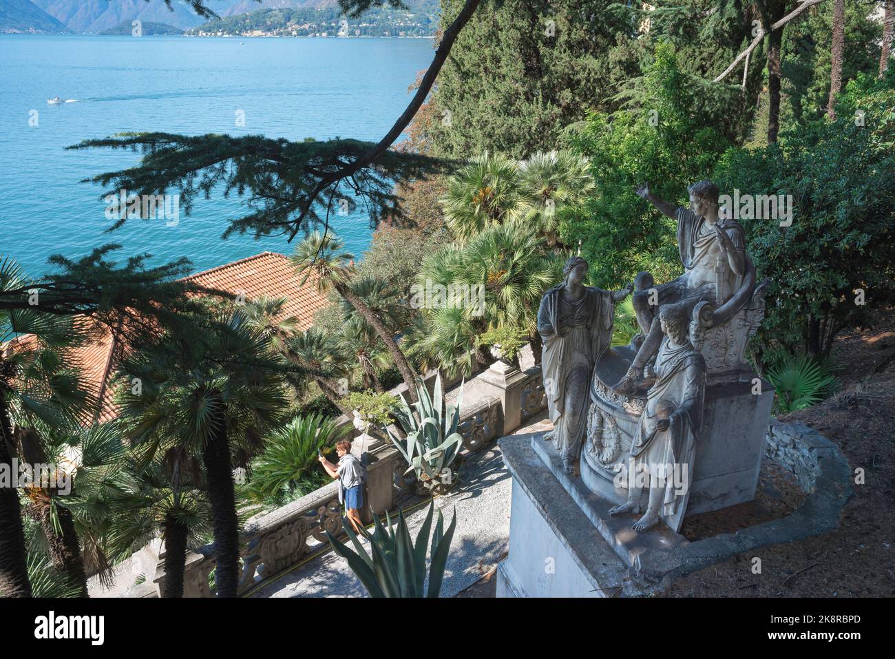 Jardin de la Villa Monastero, vue sur le lac de Côme en contrebas des jardins pittoresques de la Villa Monastero, Varenna, Lac de Côme, Lombardie, Italie Banque D'Images