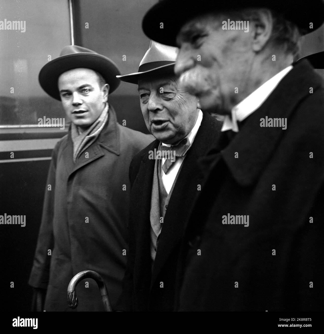 Oslo, novembre 1954. 'Albert Schweitzer, som kom à Oslo 2. nov. Pour škvittere pour fredspreved med den obligatoriiske Nobel-talen, må ha følt varmen strømme mot seg helt fet øyeblikk han satte foten på perrongen på Østbanen. Utenfor stasjonen var det nesten comme folksomt som når en idrettsstjerne kommer hjem. Folk trengte seg på for šfå et glimt av denne store humanisten fafrikas urskog, mannen som ga avkall på den strålende karrière han rike intellektuelle og kunstneriske utrustning hadde sikret Ham, for slåss sykner sket skog skog skog skog slås slås burning. . Banque D'Images