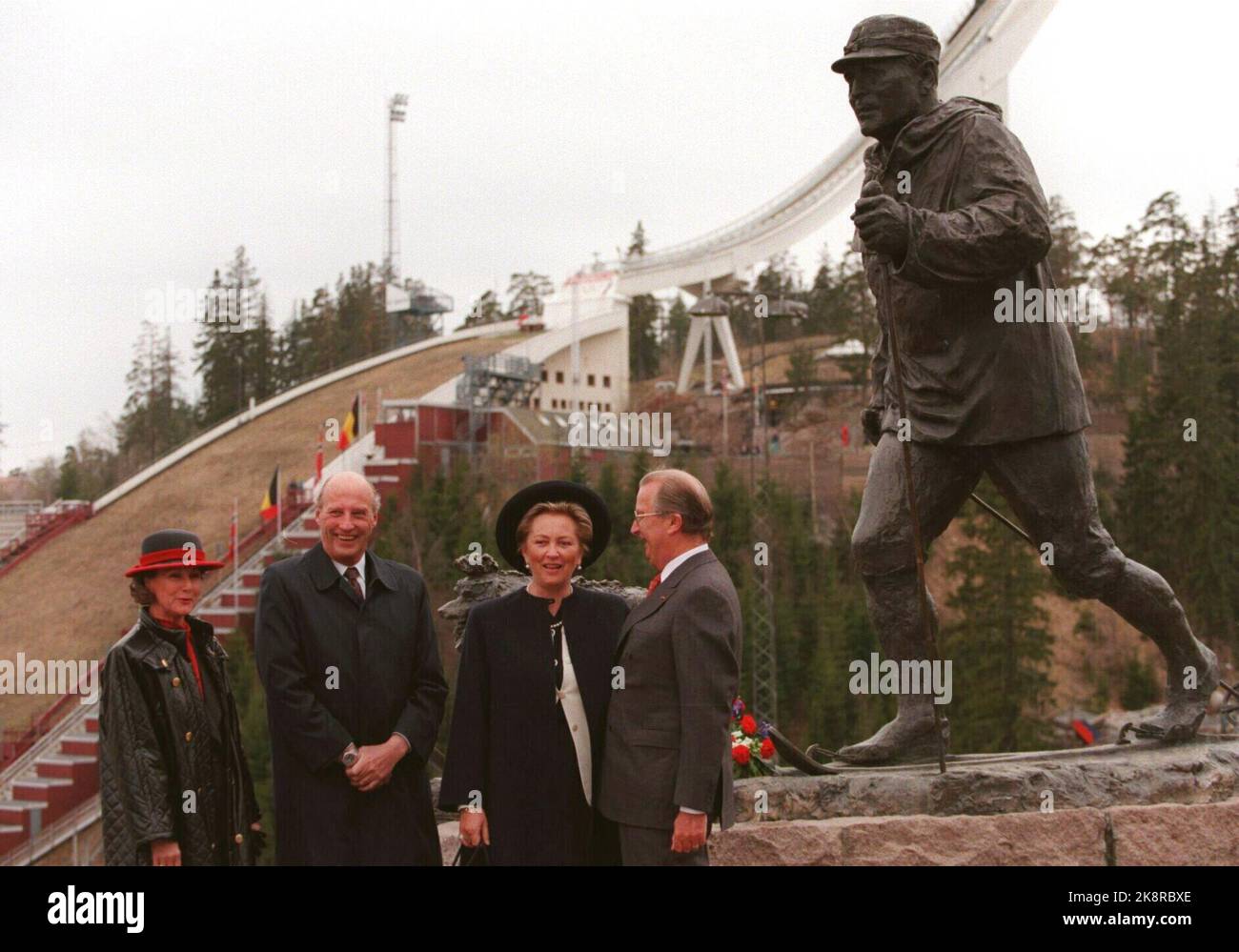 Oslo 29 avril 1997 : la fête royale belge en visite à Oslo. Par exemple : la reine Sonja, Hong Harald, la reine Paola et le roi Albert II devant la statue du roi Olav à Holmenkollbakken. Photo: Jan Greve / NTB Banque D'Images