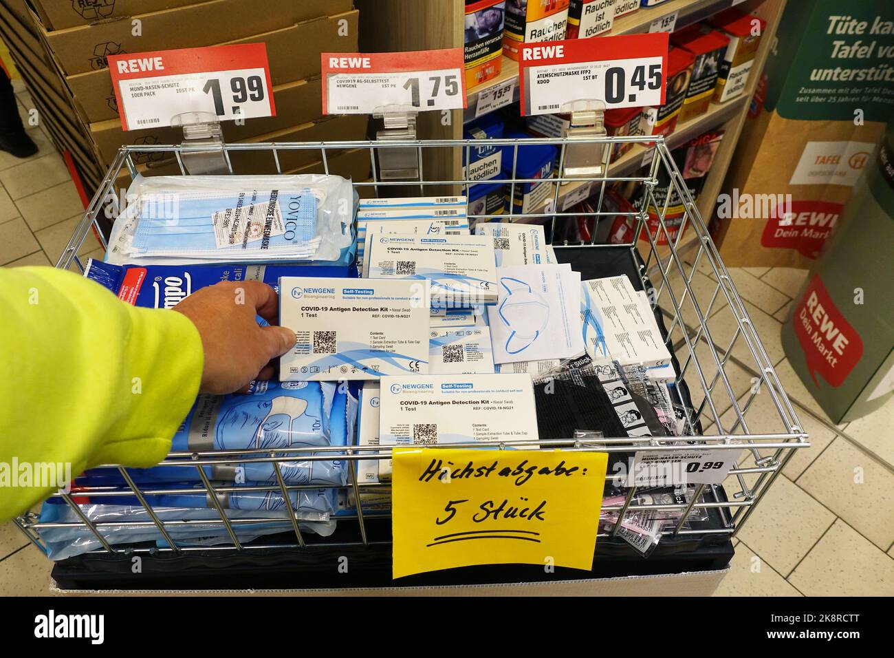 Tests automatiques Corona dans un magasin Banque D'Images