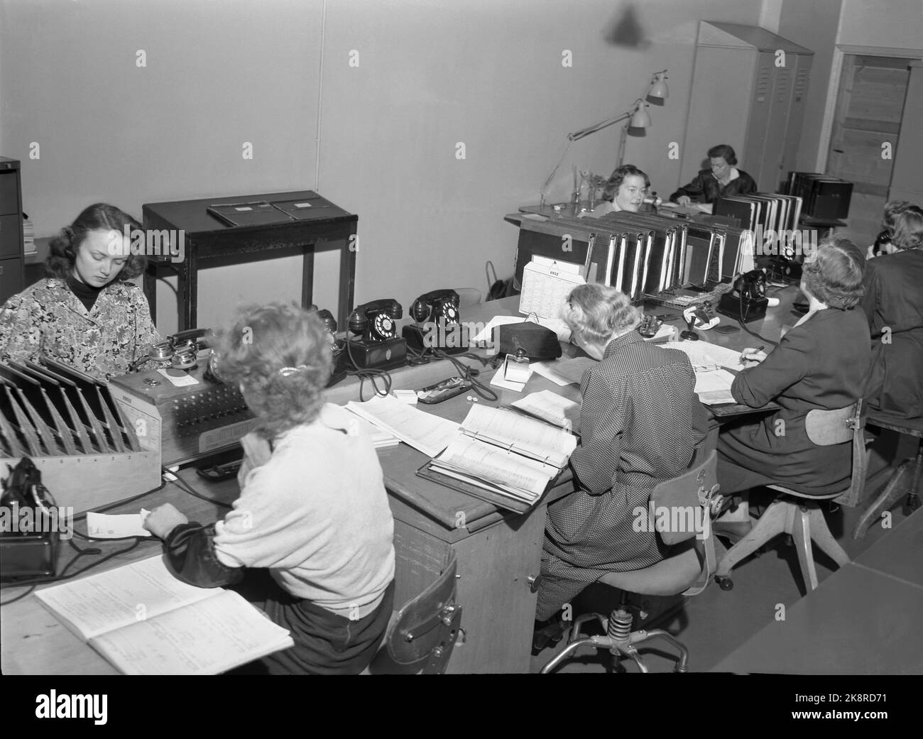 Oslo 19521014 des informations de l'Agence télégraphique 08. Les informations. Les femmes travaillant avec des annuaires téléphoniques et des vieux téléphones. PHOTO: VRAA / NTB / NTB Banque D'Images