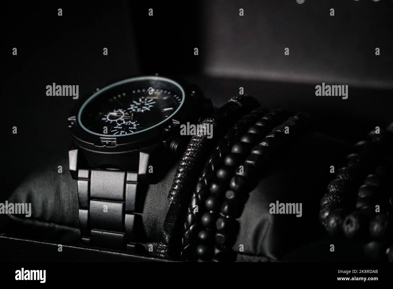 Gros plan d'une montre-bracelet et de bracelets pour homme Banque D'Images