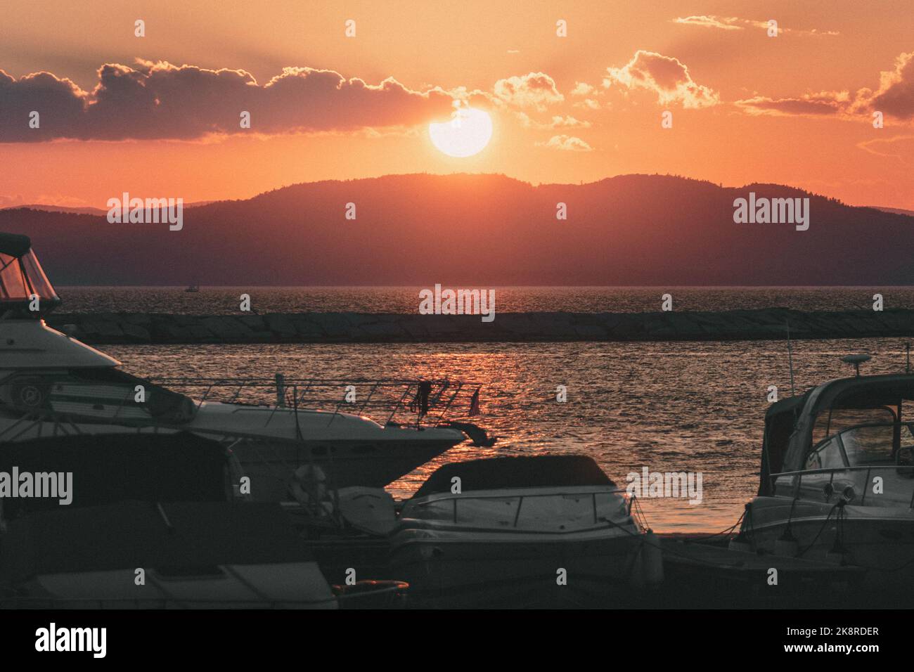 Coucher de soleil sur le lac Champlain pris de Burlington, Vermont avec des bateaux en premier plan Banque D'Images