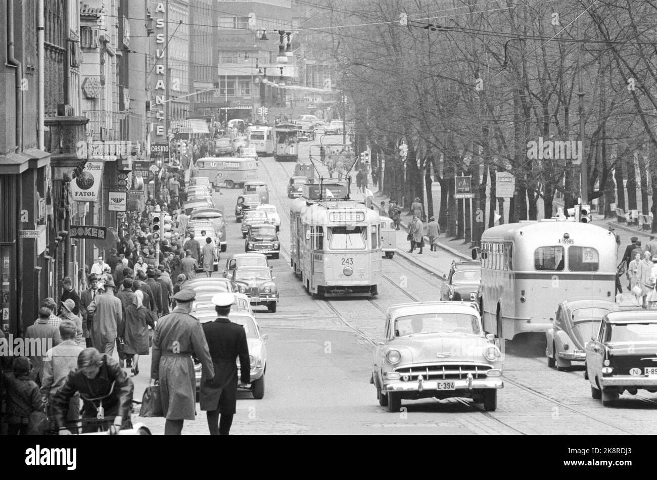 Oslo 19620514 photos d'humeur d'Oslo. Ici depuis Stortingsgaten avec le vieux tramway, les piétons et la circulation de voiture. Photo; NTB Banque D'Images