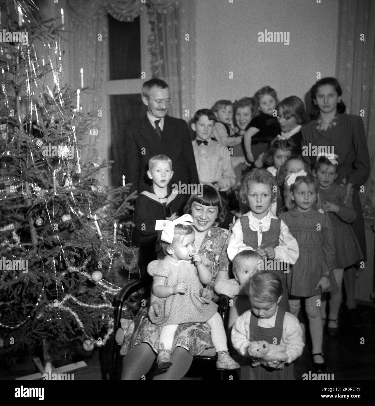 Oslo 19490107 l'auteur Arnulf Øverland en famille fête Noël. Intérieur de la salle de séjour avec arbres de Noël avec des bougies et beaucoup d'enfants qui sont venus à une fête de famille. Photo: NTB / NTB Banque D'Images