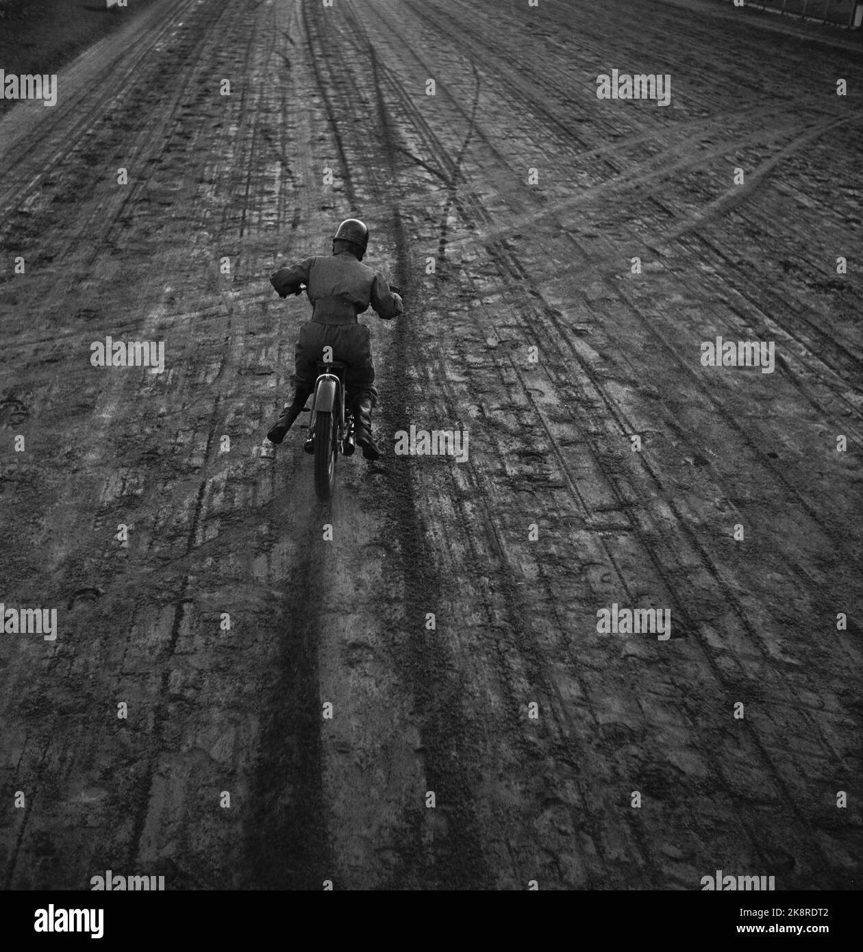 Oslo 1954 - Edna Falao est la seule femme coureur de speedway en Europe. Ici elle est en action à Bjerkebanen à Oslo, dans la dernière course à laquelle elle a participé. Circuit de course. Photo: Aage Storløkken / actuel / NTB Banque D'Images