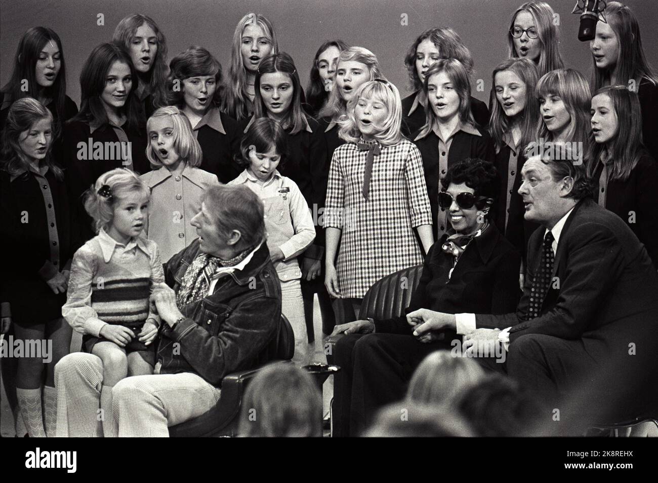 Oslo 19731111 les représentants de l'UNICEF Danny Kaye et Josephine Baker étaient invités à l'émission de télévision Erik Byes. Ici, ils sont vus avec la chorale de filles et d'autres jeunes invités dans une séquence du spectacle. Les filles exécutent 'Hompetite' de Prøysen. Photo: Svein Hammerstad / NTB / NTB Banque D'Images