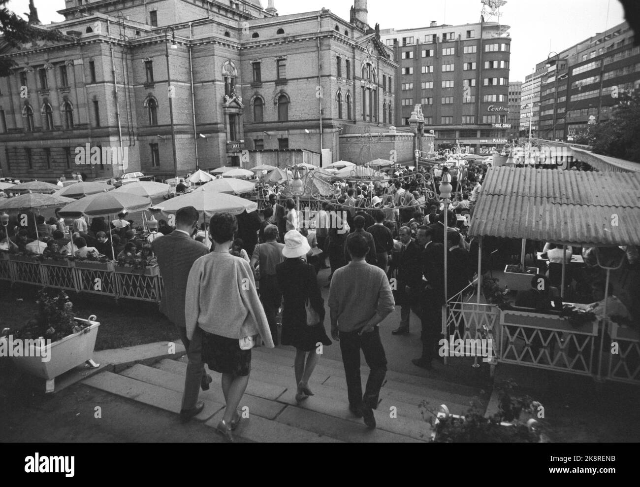 28 juin 1969 d'Oslo. Karl Johansgate à Oslo lors d'une chaude journée d'été. Ici, derrière le Théâtre national, où le premier était un restaurant en plein air qui portait le nom de « Pernille ». Parapluie. Photo: Par Ervik / actuel / NTB Banque D'Images