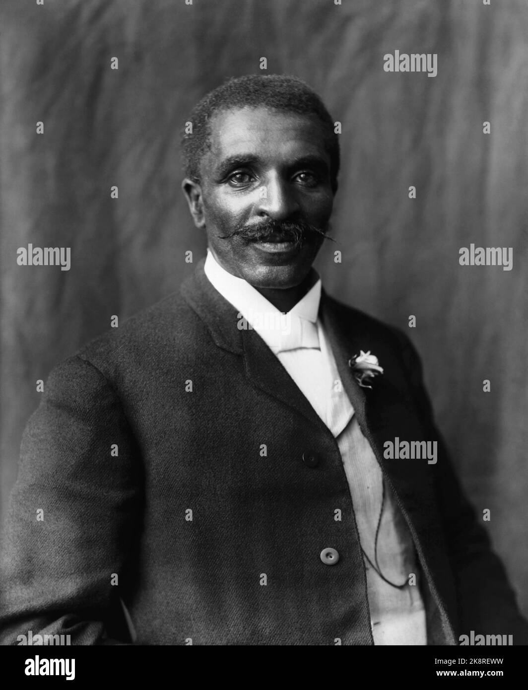 George Washington Carver (1864 – 1943) scientifique et inventeur agricole américain qui a fait la promotion de cultures alternatives au coton et de méthodes pour prévenir l'épuisement des sols. Banque D'Images