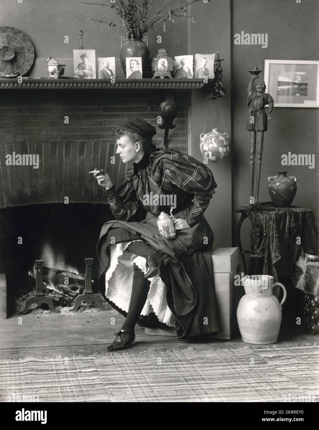 Self Portrait, Frances Benjamin Johnston (1864 – 1952) ancien photographe et photojournaliste américain Banque D'Images