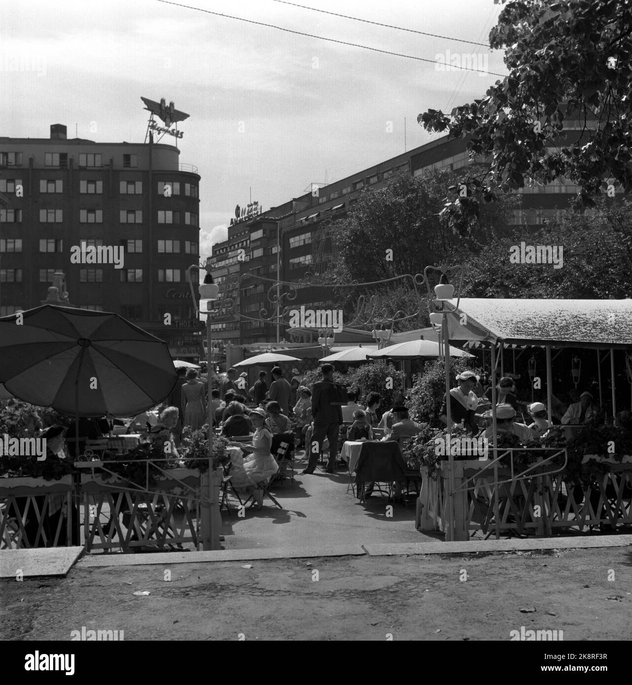 Oslo, 19560808. Restaurant en plein air Pernille, communément appelé « Nille ». Il a été situé entre le Théâtre national et l'espace devant le déclin du cours souterrain de la période 1950 - 73. Photo: Jan Stage / NTB Banque D'Images