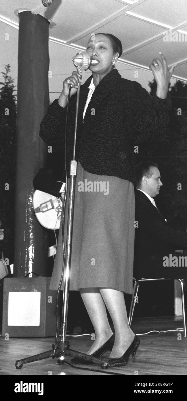 Momarkedet Mysen 19580906. Artisten Josephine Baker åpner sin norgespremière på Momarkedet som ble en ubetinget suksess. DET sydlanske temperamentet fornektet seg ikke selv i norsk høstbløyte med regn. Mikrofoner. Foto: Kaare Nymark Aktuell / NTB Banque D'Images