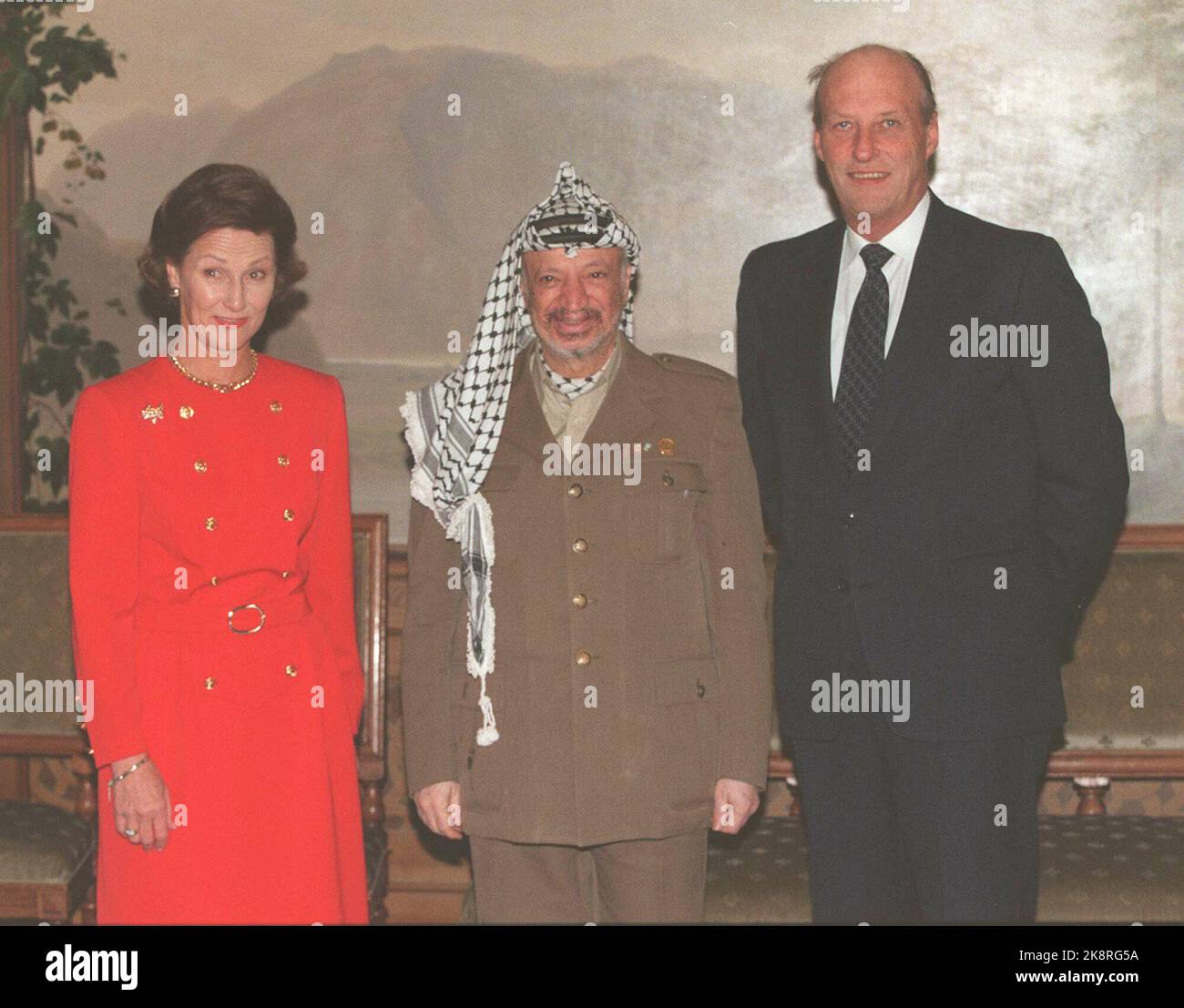Oslo 19961029. Yasser Arafat, président de l'OLP, avec le roi Harald et la reine Sonja au château photo : Lise Åserud, NTB Pool) Banque D'Images