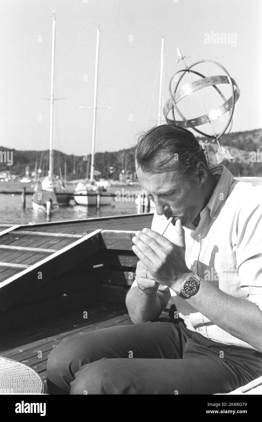 Hankø: 19720729: Le Prince héritier Harald est l'un de nos plus grands espoirs de médaille pendant les Jeux Olympiques de Munich. Jusqu'à présent cette année, le prince héritier a devançant ses nombreux concurrents, et espère même des points. Ici, une fumée sur le porche à l'extérieur des lumières Hankø Yacht Club. Photo: Sverre A. Børretzen / actuel / NTB Banque D'Images