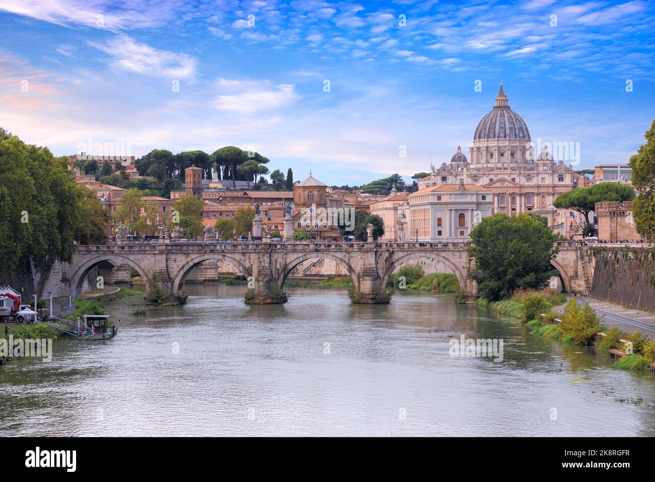 Tibre à Rome, Italie : vue sur le pont Ponte Sant'Angelo ; en arrière-plan, basilique Saint-Pierre. Banque D'Images