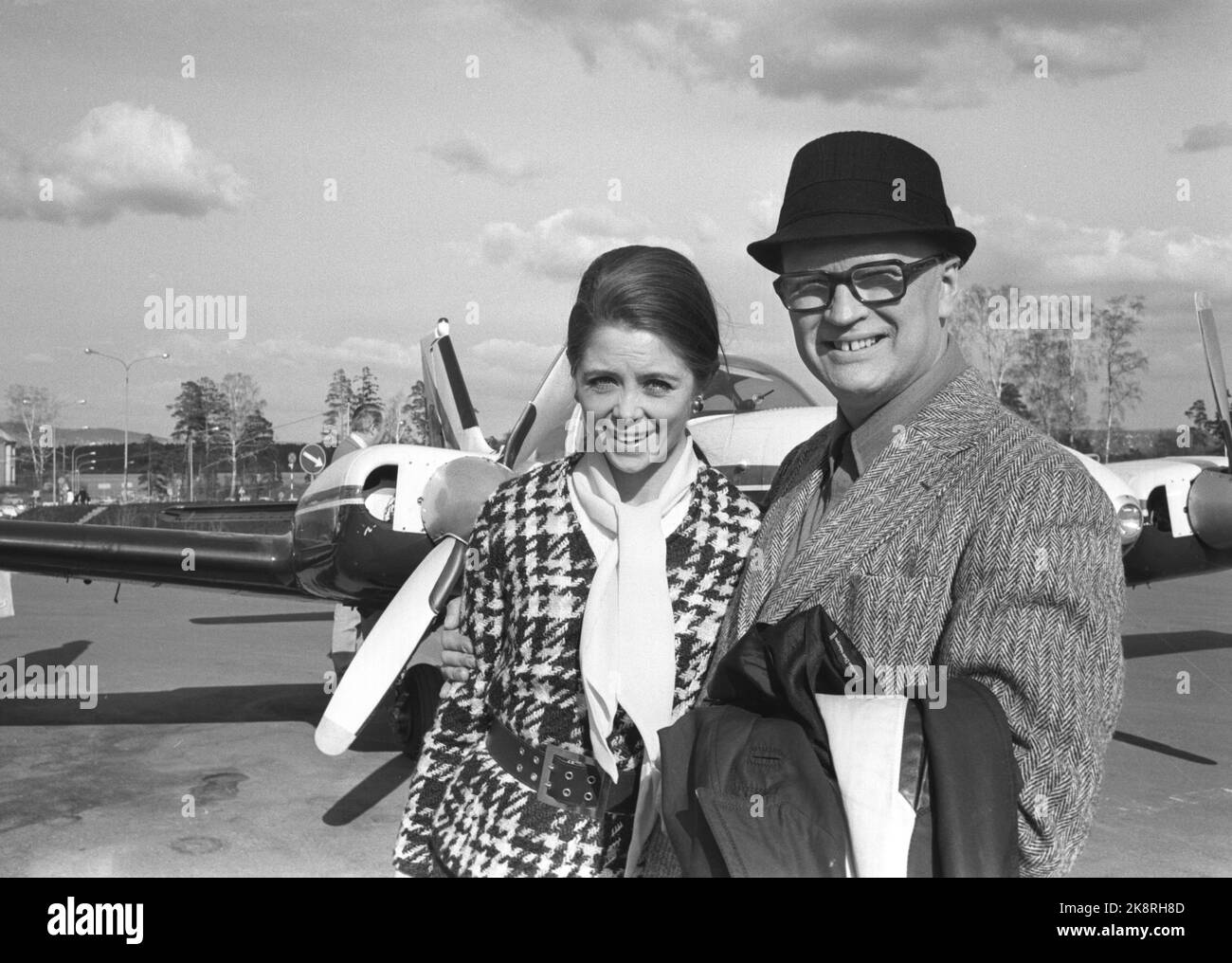 Fornebu 19700429. Tous les povel Ramel de Suède et Wenche Myhre de Norvège sont invités au Oslo New Theatre pendant deux jours dans le cadre d'un événement appelé « Sockholm vient à Oslo ». Avec Povel Ramel, Wenche Myhre jouera dans la revue « The Pow Show ». Là, ils reviennent à Stockholm en vol après un court voyage à Oslo pour se présenter avant de prendre Oslo Nye Teater. Photo: Ivar Aaserud courant / NTB Banque D'Images