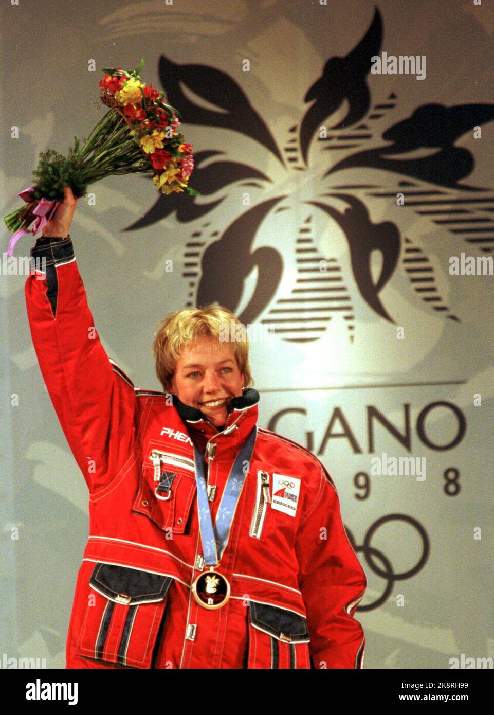 Nagano, Japon 19980208: Anita Moen Guidon fait des vagues de fleurs et sourit après avoir reçu la médaille de bronze lors de la cérémonie de la victoire après 15km. Scan photo: Tor Richardsen / NTB Banque D'Images