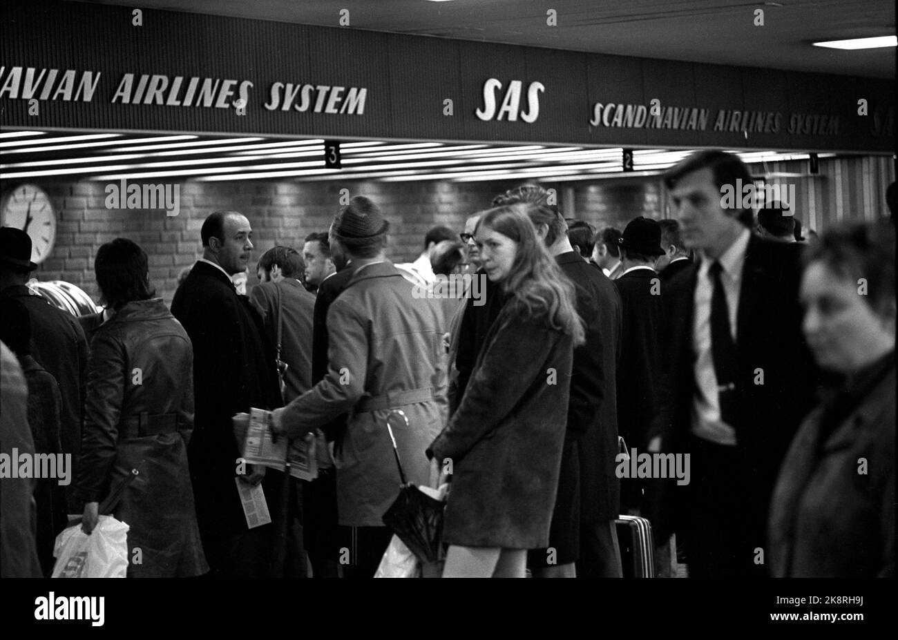 Fornebu 19711022 les contrôleurs aériens de la tour de Fornebu ont notifié une grève de deux jours. Ici, les gens sont en ligne pour sécuriser l'espace à bord de l'avion avant que la grève commence à minuit. File d'attente au compteur SAS. Photo: NTB / NTB Banque D'Images