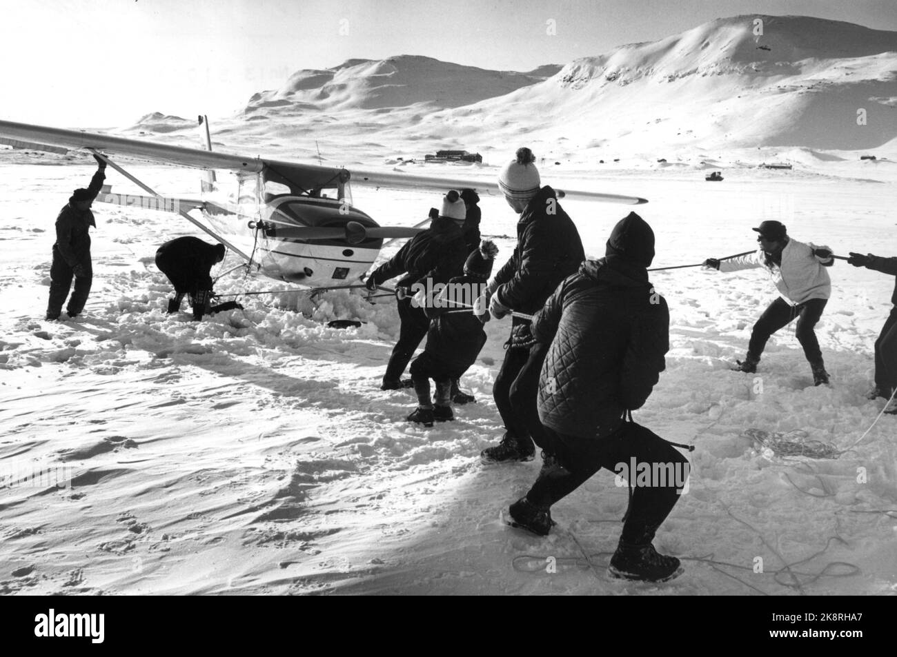 Pâques Jotunheimen 1964. La mouche transporte la nourriture jusqu'aux cabines de l'Association touristique. L'avion a atterri sur Bygdin, où il y a au-dessus de l'eau. L'avion est tiré à l'aide de cordes et de bénévoles. Photo: Sverre A. Børretzen / courant / NTB actuel no 13-5-1964: 'La nourriture de Pâques du ciel'. Banque D'Images