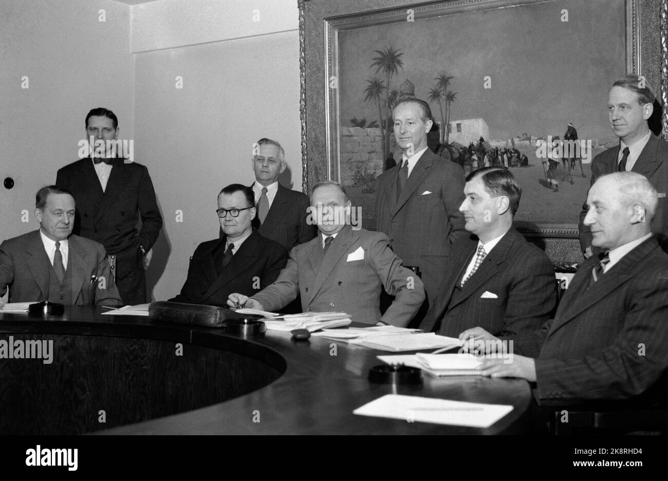 Oslo 19540202 lors de la mise en œuvre de la loi sur les prix à partir du 1 janvier 1954, un nouvel organe, le conseil des prix, a été créé, pour prendre en charge une partie de la zone de l'ancien Conseil Trustrontroll. Ici, le conseil des prix a recueilli: De V. assis de V: Directeur Harald Throne-Holst, professeur Johan Einarsen, président du Conseil, juge de la Cour suprême Jørgen Berner Thrap, directeur agricole du comté Johan Magnar Lyche et directeur de bureau Karl Petersen. Photo: NTB / NTB Banque D'Images