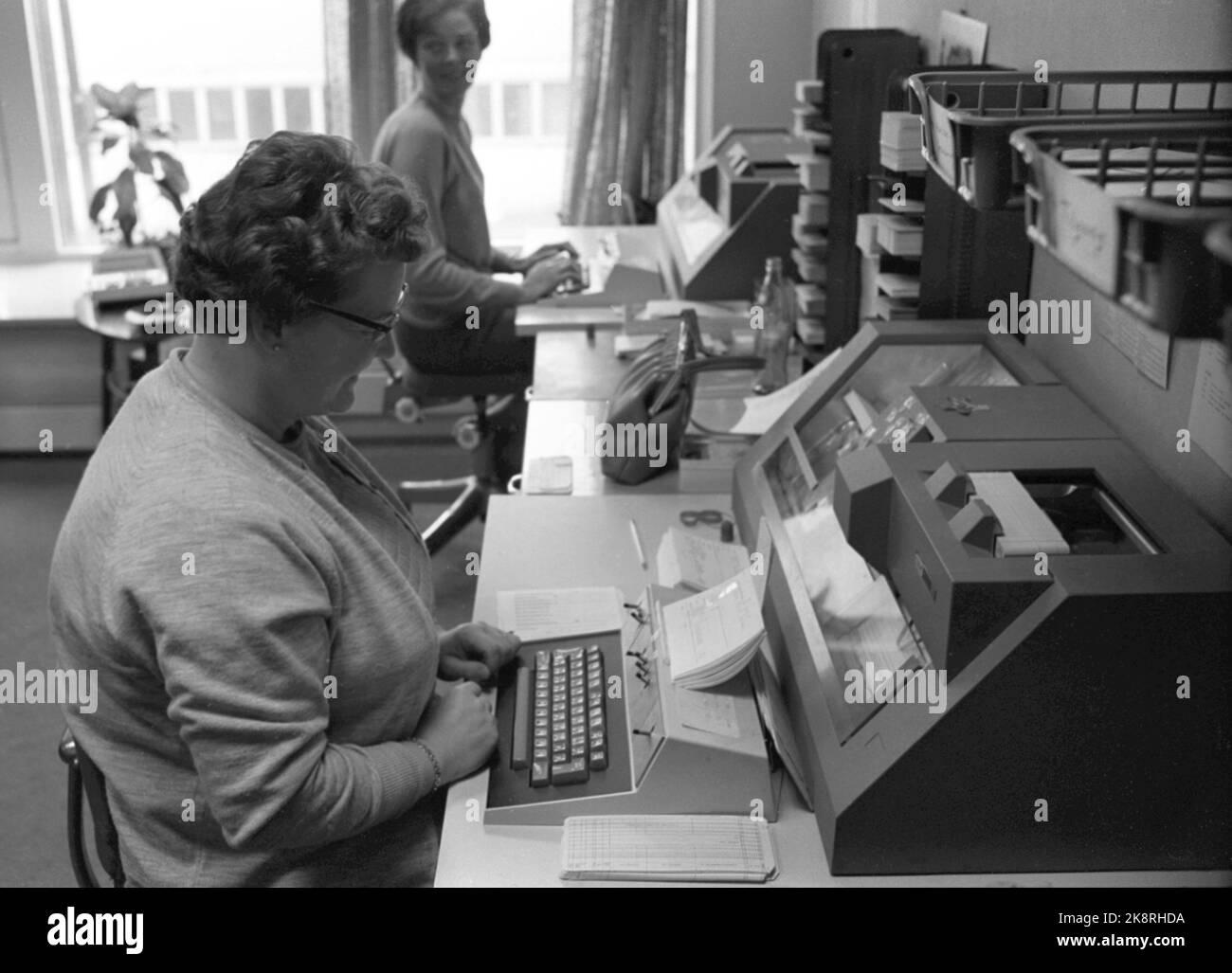 Oslo, mai 1969. Le club de livres norvégien envoie plus de 80 000 livres par mois. Depuis un début modeste en 1961, le club compte maintenant plus de 100 000 membres. Ici, du service de données, où ils utilisent des cartes fermées pour garder une trace de tous les membres. Photo: Par Ervik / actuel / NTB Banque D'Images