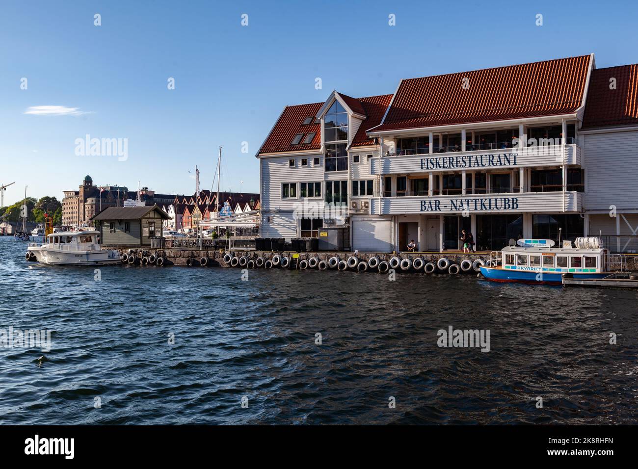 Un restaurant et un bar en face d'un port avec botas ancré à Bergen, Norvège Banque D'Images