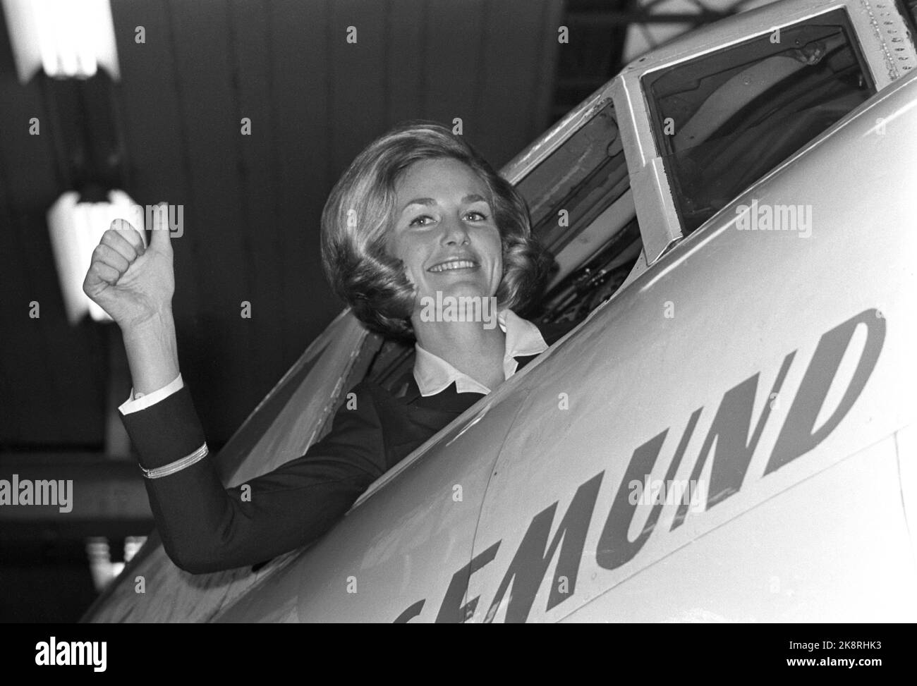 Bardufoss 8 mai 1969. Turi Widerøe a clairement son examen final en tant que compagnon sur la circulation régulière, c'est-à-dire qu'elle est approuvée comme avion de passagers. Ici, elle est dans une machine SAS et va commencer comme un second vol. Elle est la première femme pilote dans une plus grande compagnie aérienne de l'Ouest. Photo: NTB / NTB Banque D'Images