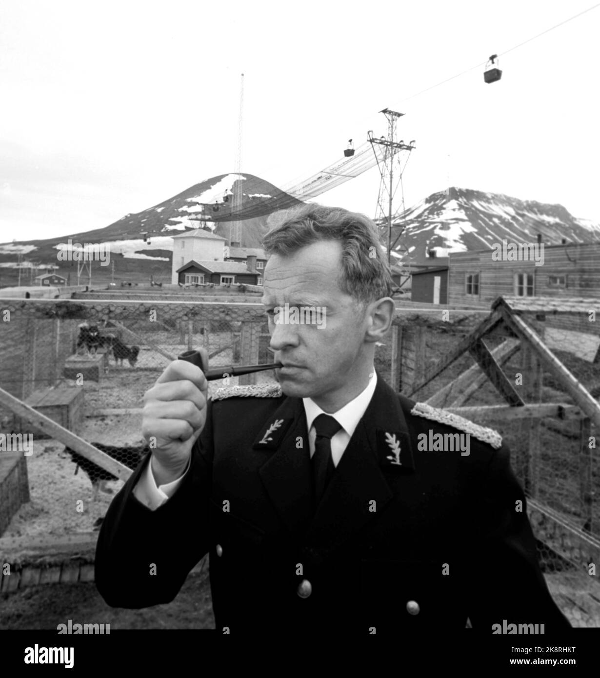 Svalbard, Longyearbyen 1963. Finn Backer Midbøe est gouverneur de Svalbard depuis trois ans. Ici, il se tient dans les zones minières, les montagnes couvertes de neige en arrière-plan. Les wagons de mine pendent dans l'air. Photo: Aage Storløkken / actuel / NTB Banque D'Images