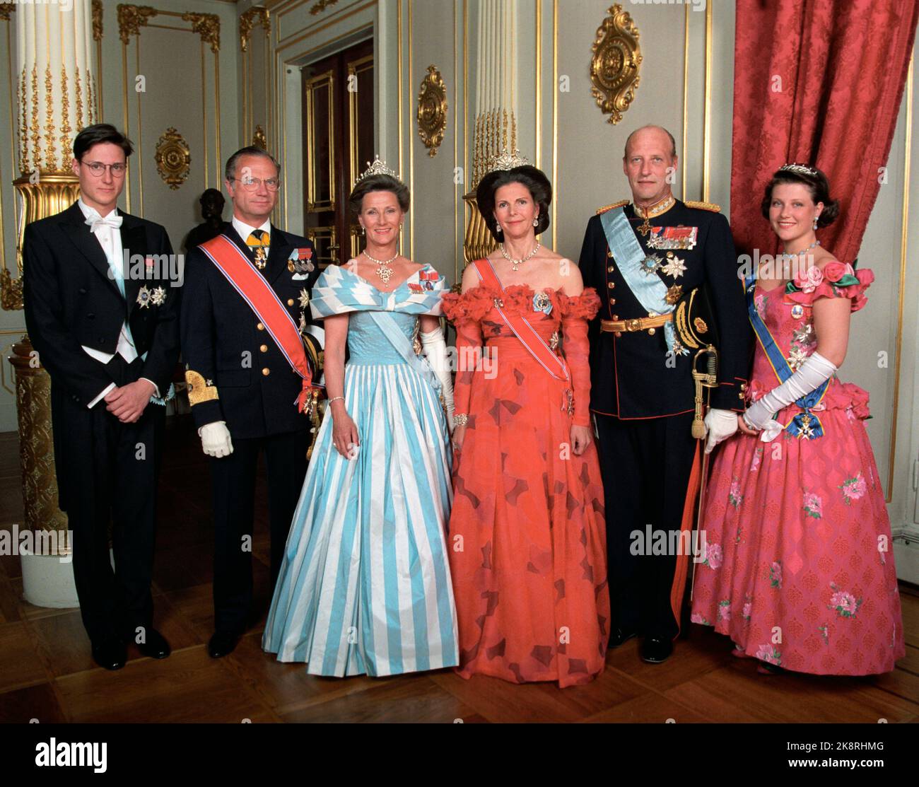 Oslo. Le couple royal suédois la reine Silvia et le roi Carl Gustaf sont en visite en Norvège avec le couple royal norvégien la reine Sonja et le roi Harald. Ici depuis le dîner de gala au château. De v ; Prince héritier Haakon, Roi Carl Gustaf, Reine Sonja, Reine Silvia, Le roi Harald et la princesse Märtha Louise, tous dans le gala. Photo; Bjørn Sigurdsøn / NTB Banque D'Images