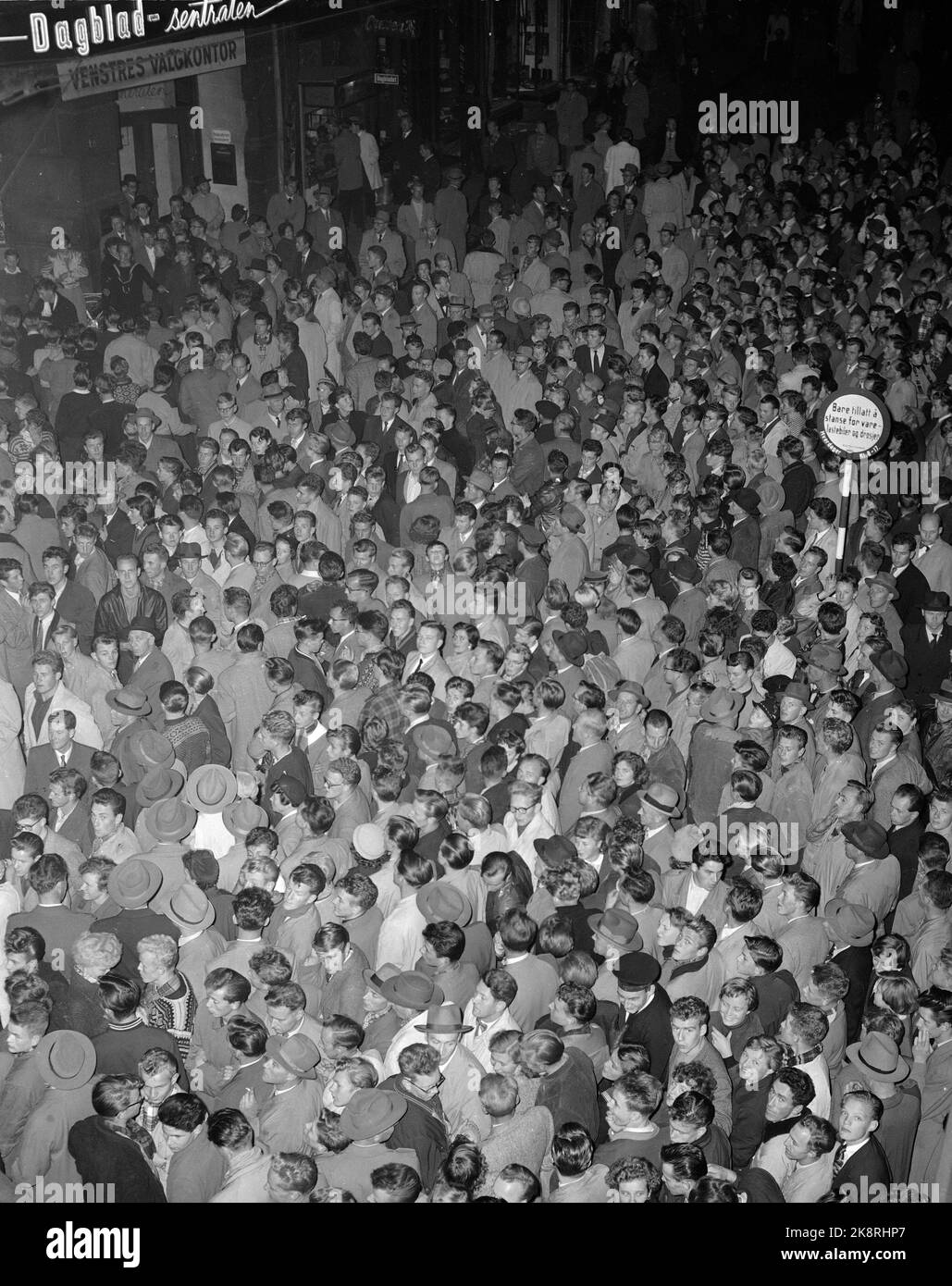 Oslo 19551003. Les élections municipales 1955. Beaucoup de gens suivent le compte sur les affiches dans la nuit Akersgaten jusqu'à 4 octobre. La foule, les gens se rapprochent. Photo: NTB / NTB Banque D'Images