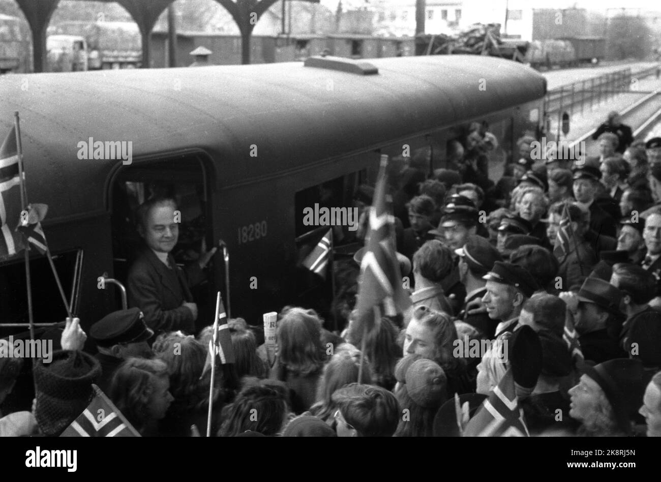 Oslo 194509 Peace Days, mai 1945. 'La voix de Londres' Hallomann / journaliste NRK Toralv Øksnevad arrive à Oslo et est reçu par des foules enthousiastes avec des drapeaux norvégiens. Photo: Håland / NTB / NTB Banque D'Images