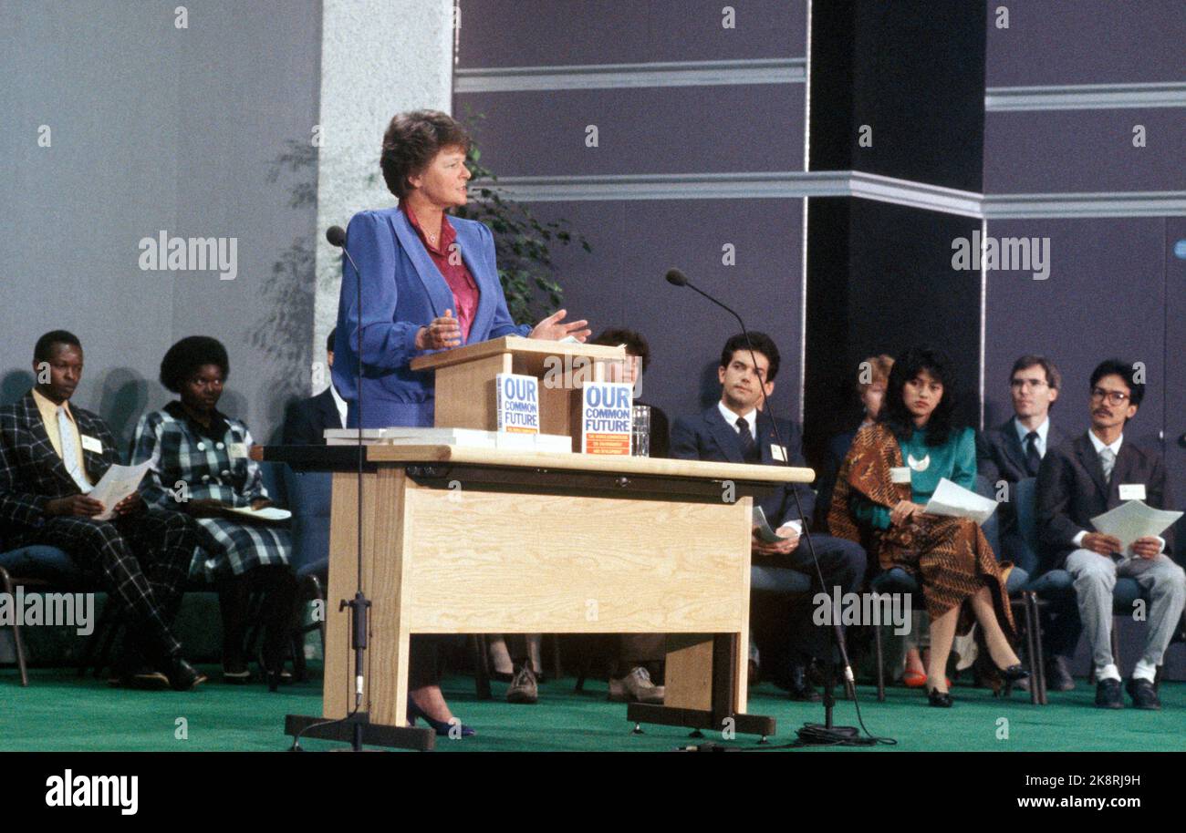 Londres, Royaume-Uni 19870427. Le Premier ministre Gro Harlem Brundtland présente le rapport environnemental « notre avenir commun » de la Commission Brundtland pour l'environnement et le développement. .. Photo Henrik Laurvik / NTB Banque D'Images