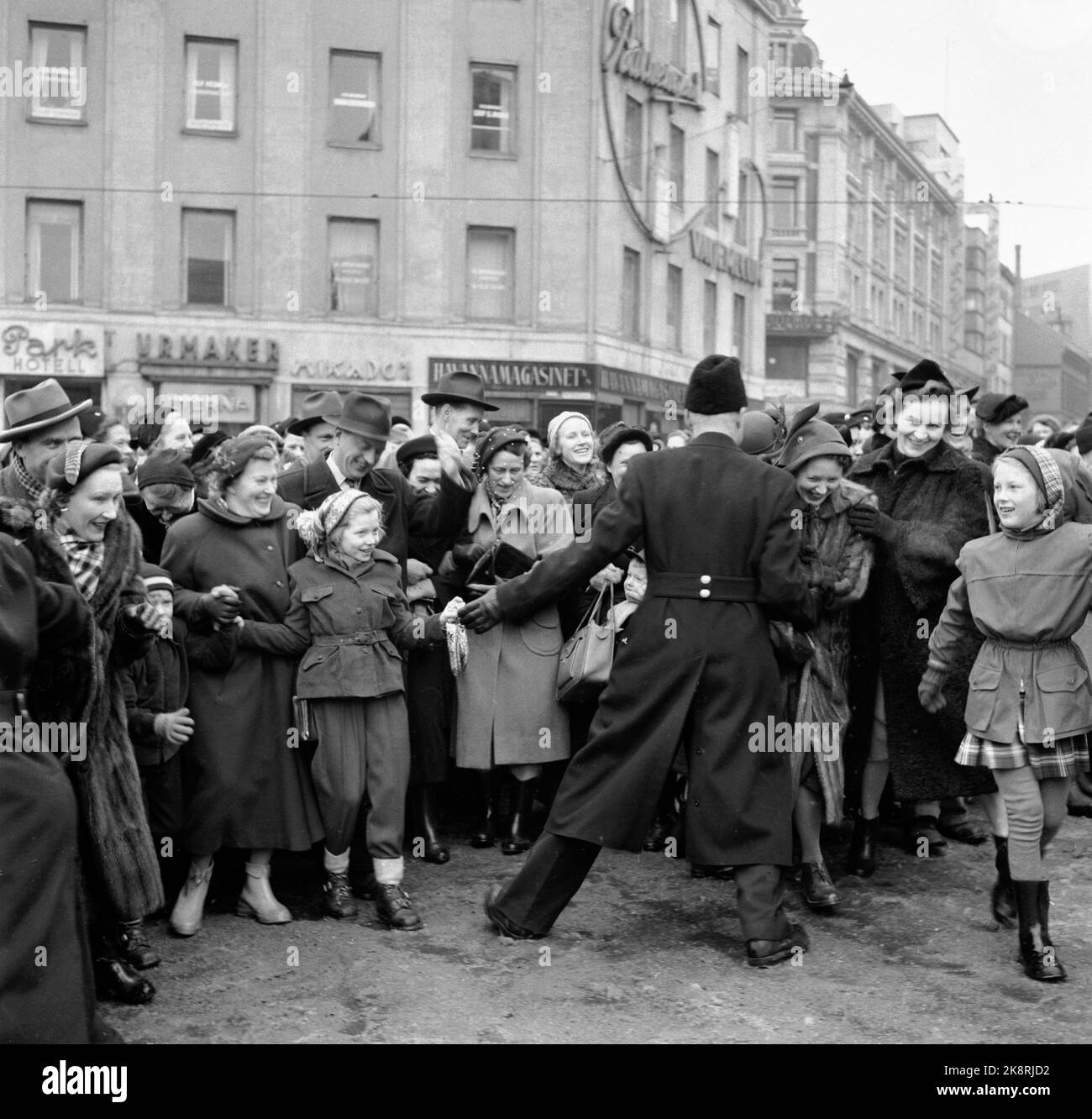 Oslo 19540310 grève des enseignants: Les enseignants d'Oslo ont été pendant 33 jours pour des salaires plus élevés. Ici, les parents manifestent à l'extérieur du Storting, exigeant que les élus fassent quelque chose pour remettre l'école en fonction. Les policiers ont dû perdre à la quantité de parents dévoués qui ont crié des slogans à l'extérieur du Storting. Photo: NTB / NTB Banque D'Images