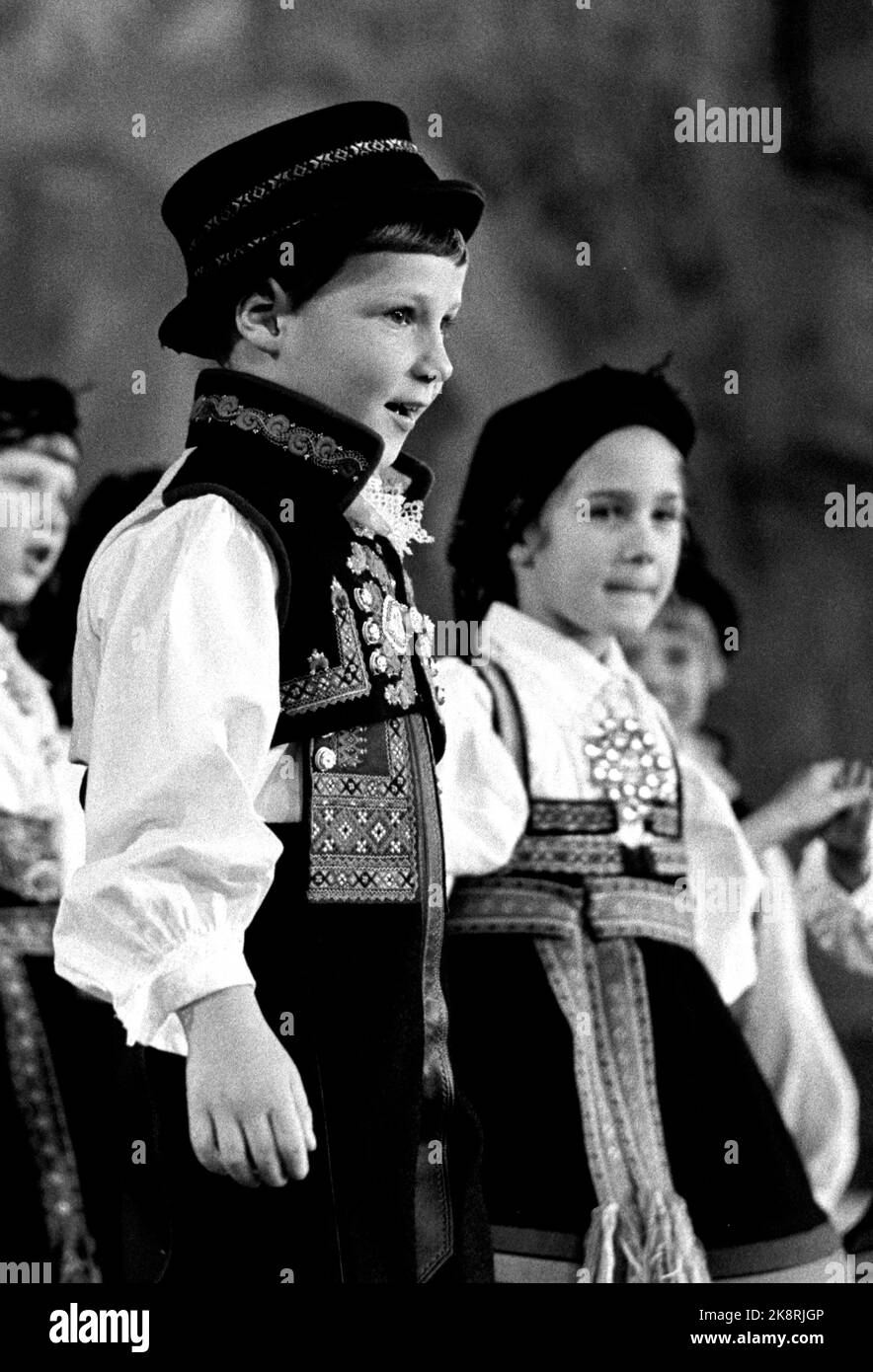 OSLO 19791211: Le Prince Haakon Magnus et la princesse Märtha Louise (non sur la photo) participent au jeu du Folk Museum lors d'une belle soirée organisée pour la municipalité d'Oslo pour 1000 retraités et les personnes âgées à l'hôtel de ville d'Oslo. 10748 photo de la NTB : Erik Thorberg / NTB Banque D'Images